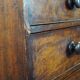 Commode antique anglaise robuste en acajou avec 5 tiroirs du milieu du 19ème siècle