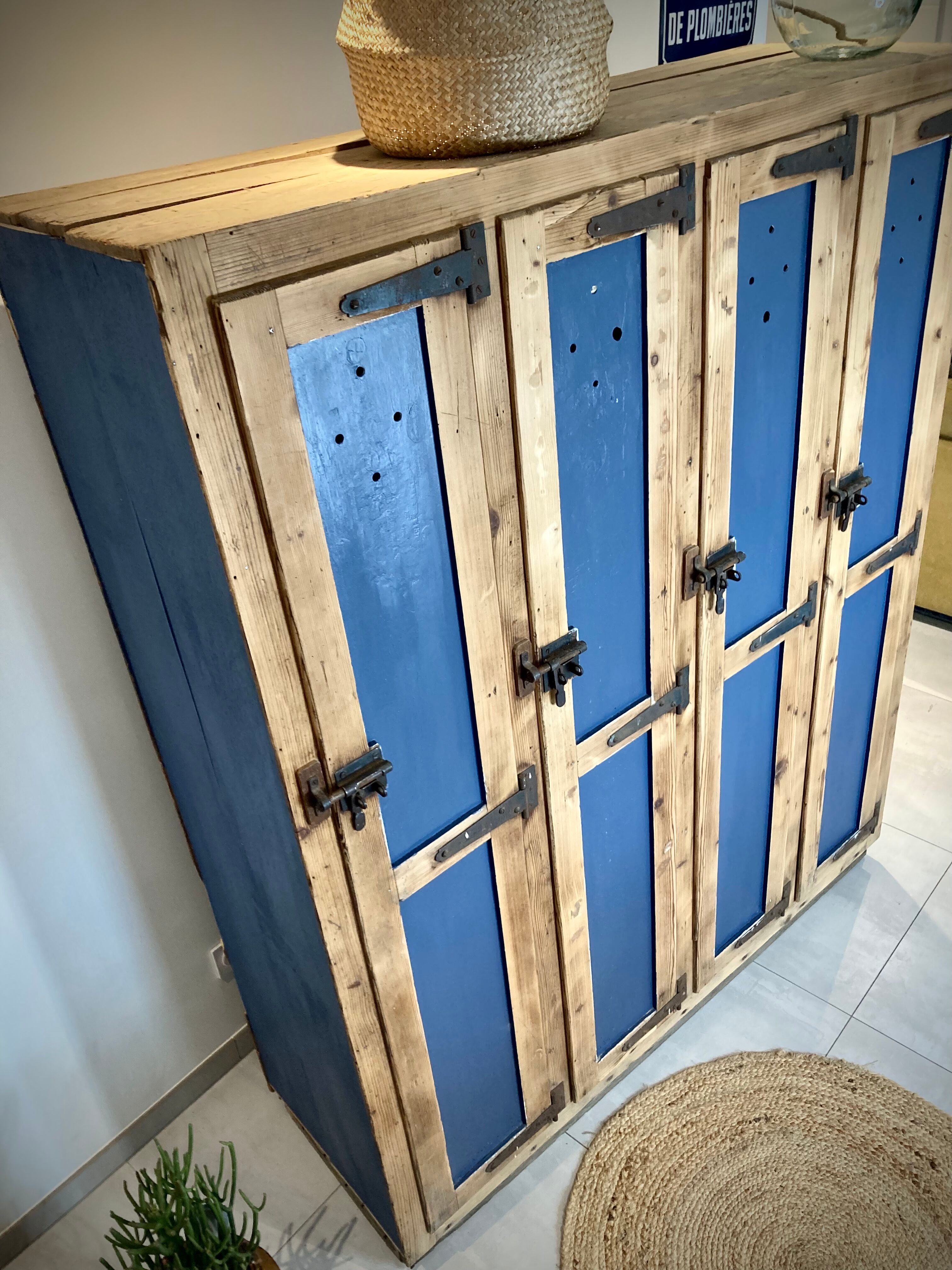 Old wooden cloakroom 4 doors