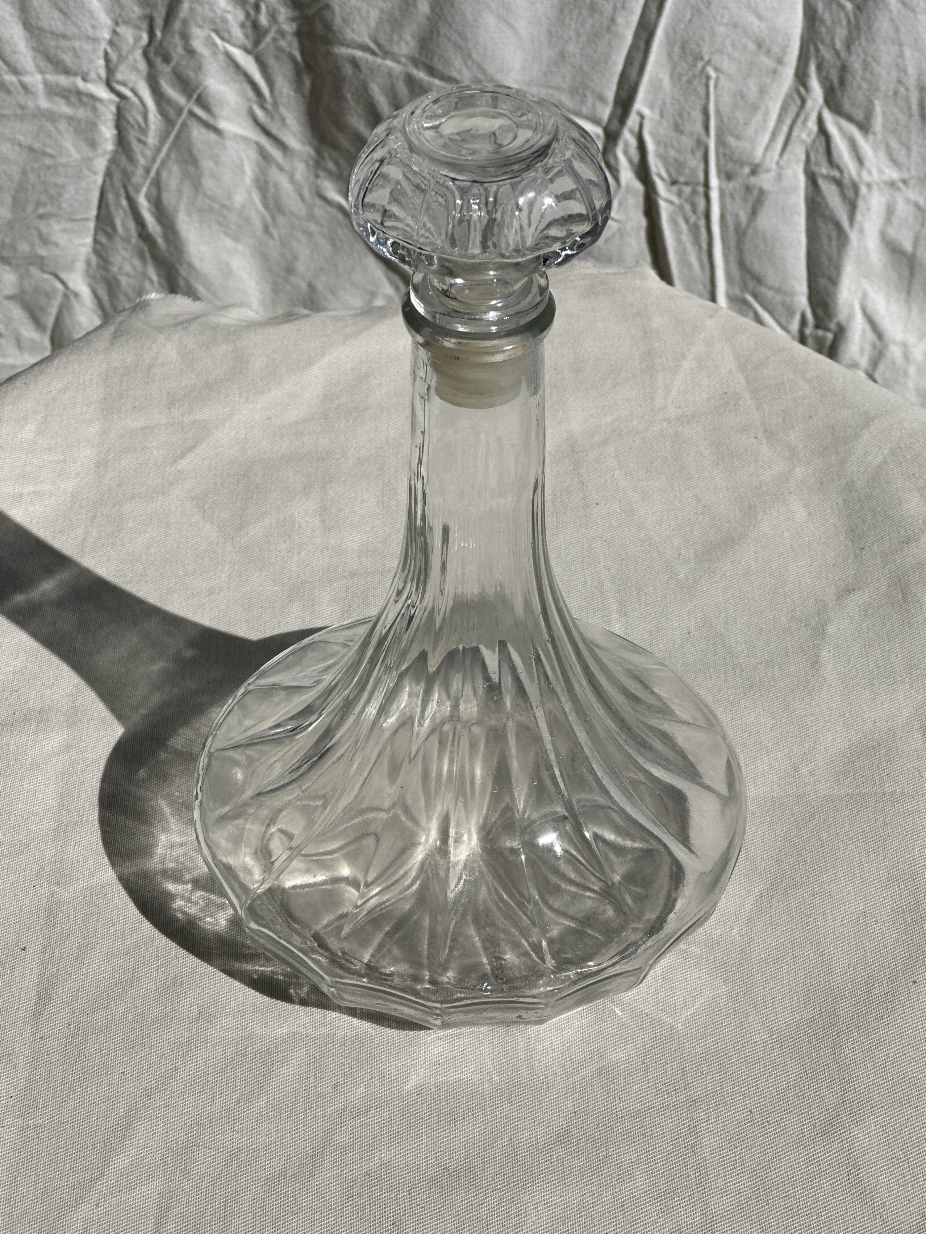 Large glass carafe with ribbed stopper H25