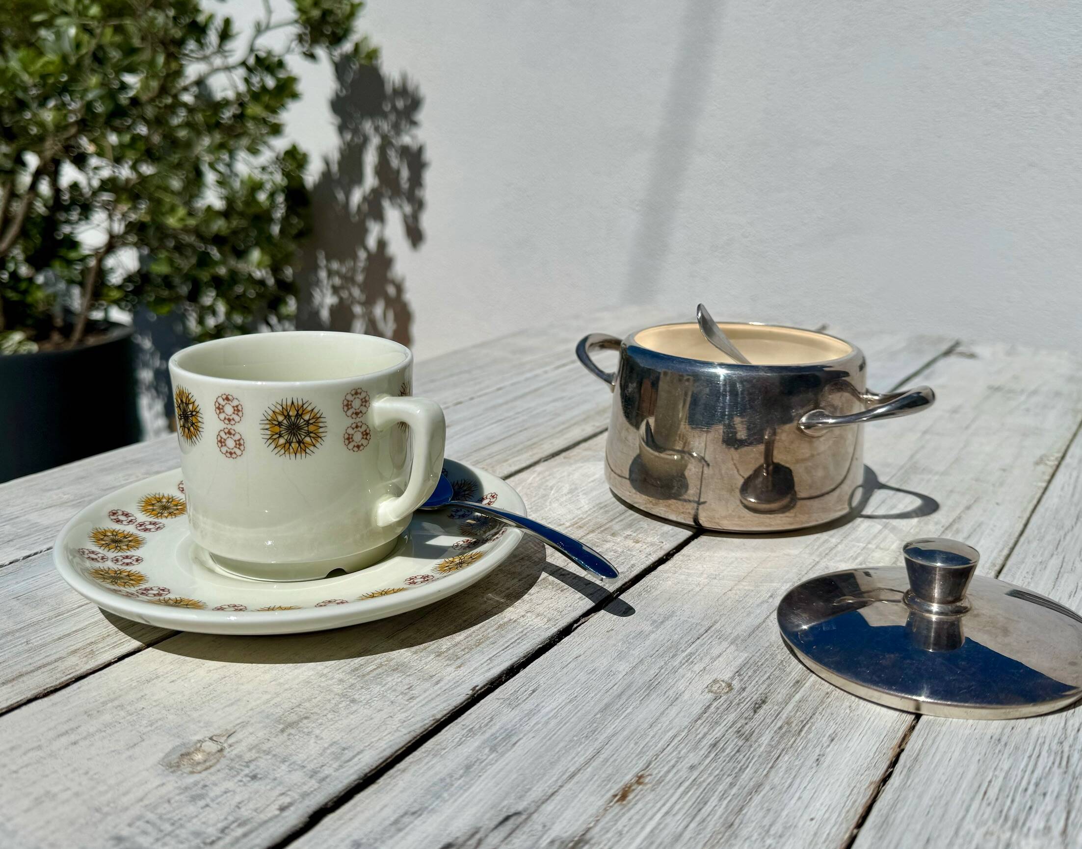 2 breakfast cups with saucers Apilco an'. 80