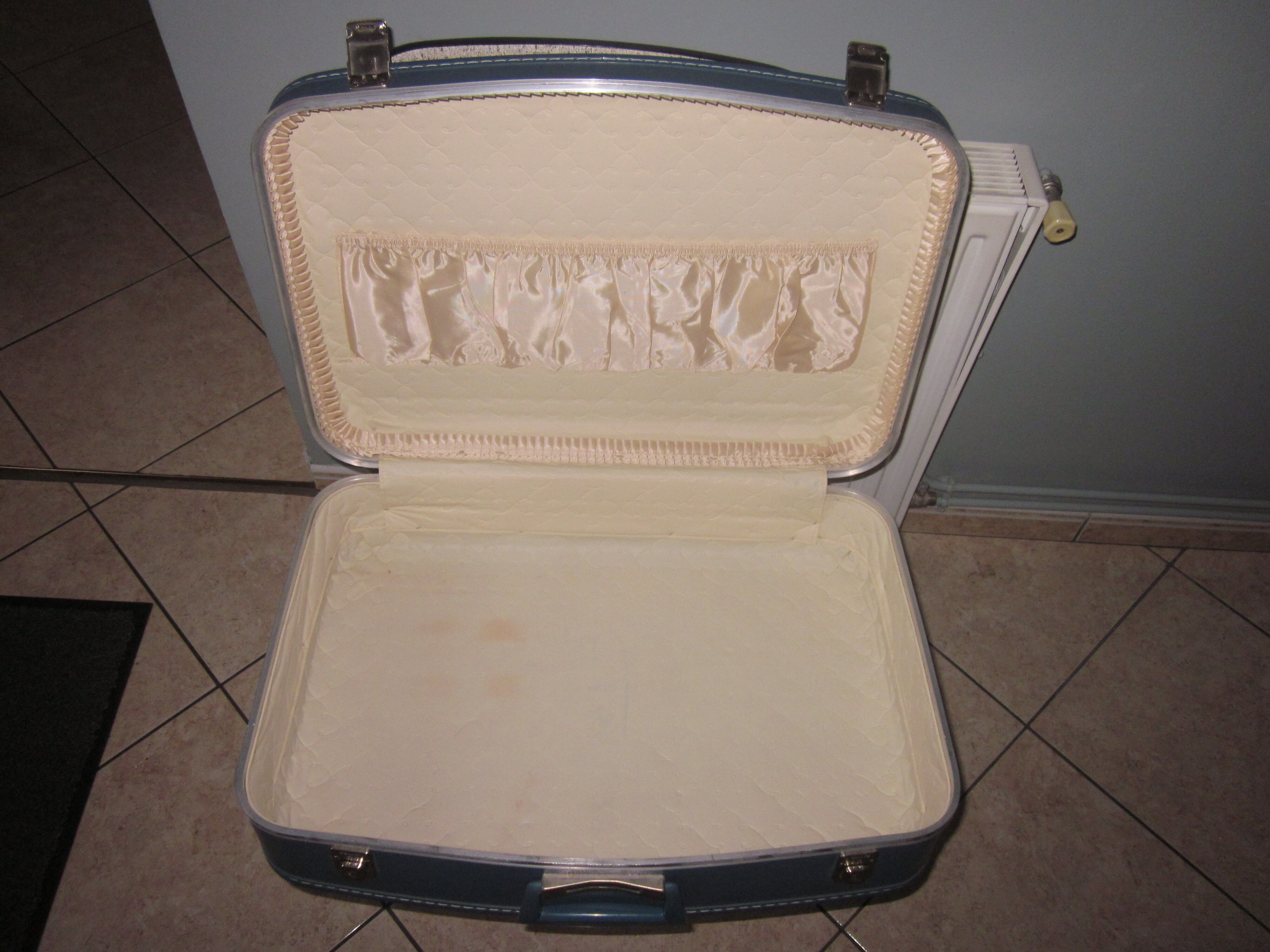 Vintage suitcase air hostesse