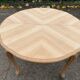 Table ronde extensible ovale style Louis XV rénovée en bois brut