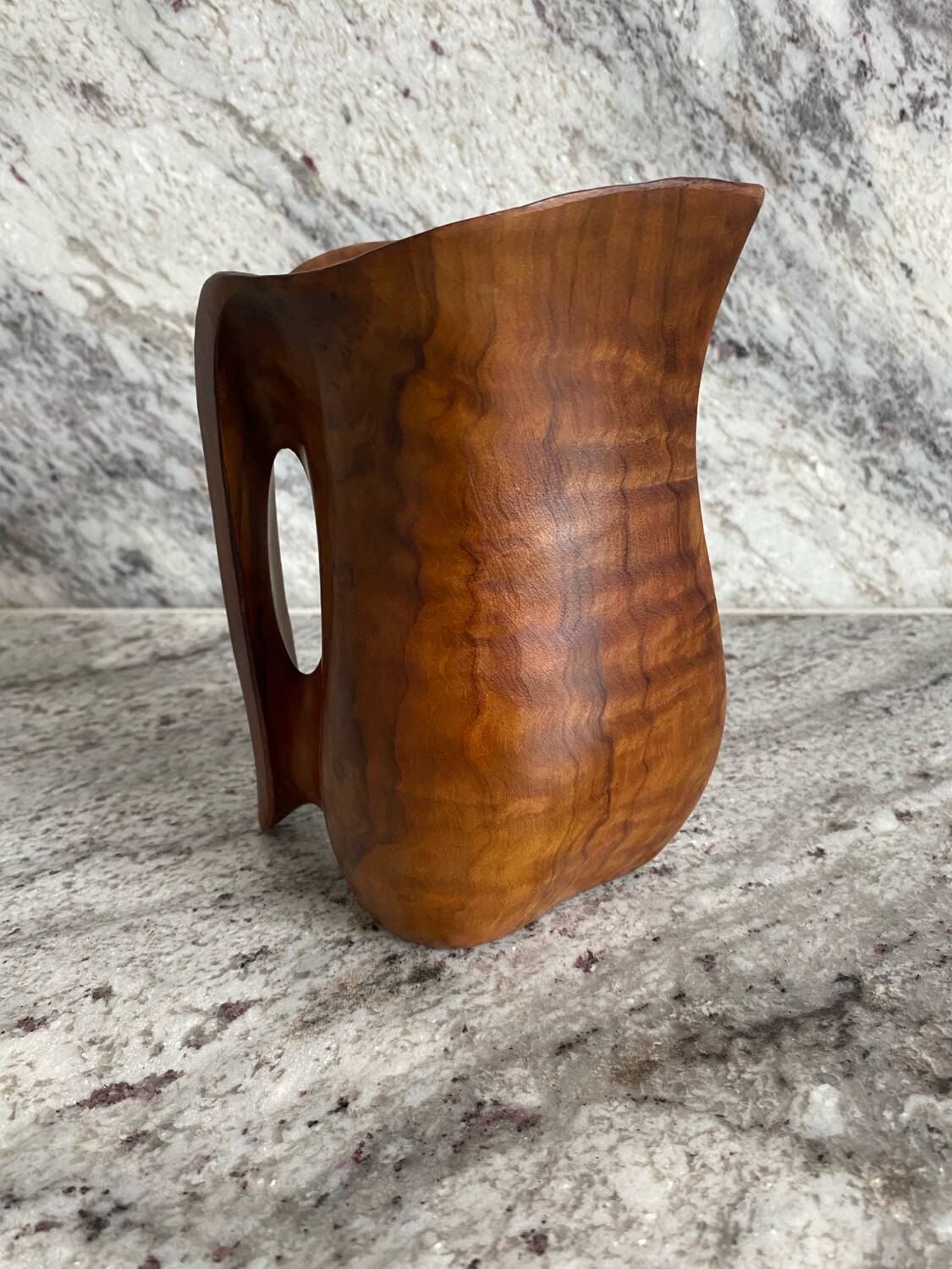Single-walled pitcher in olive wood