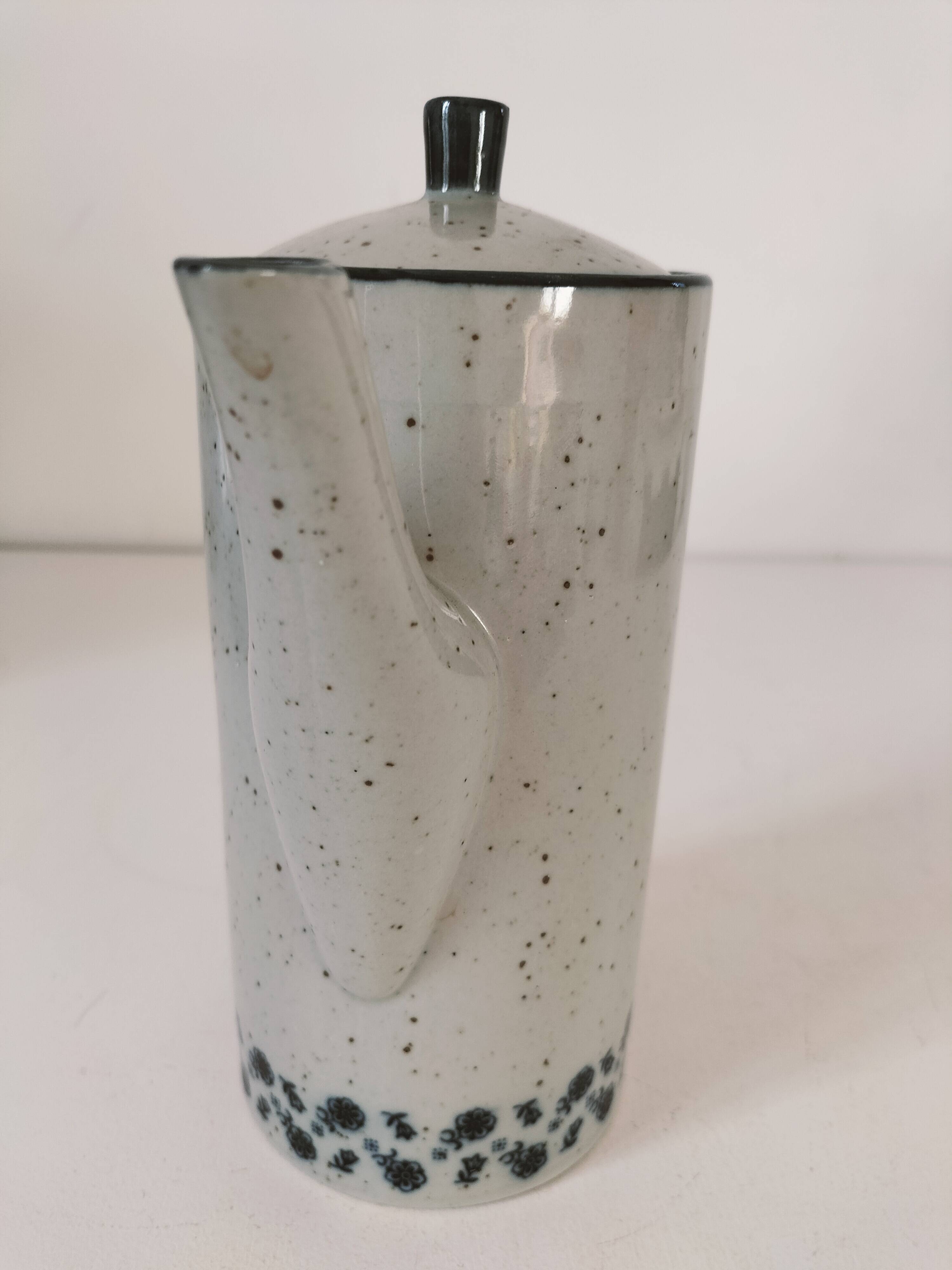 Cafetière vintage en grès moucheté – décor floral bleu marine