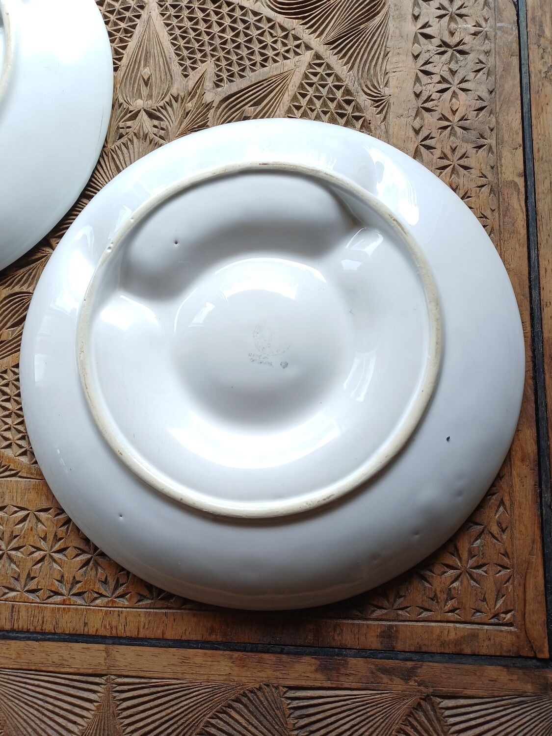 4 barbotine plates with artichoke pattern from Bordallo.