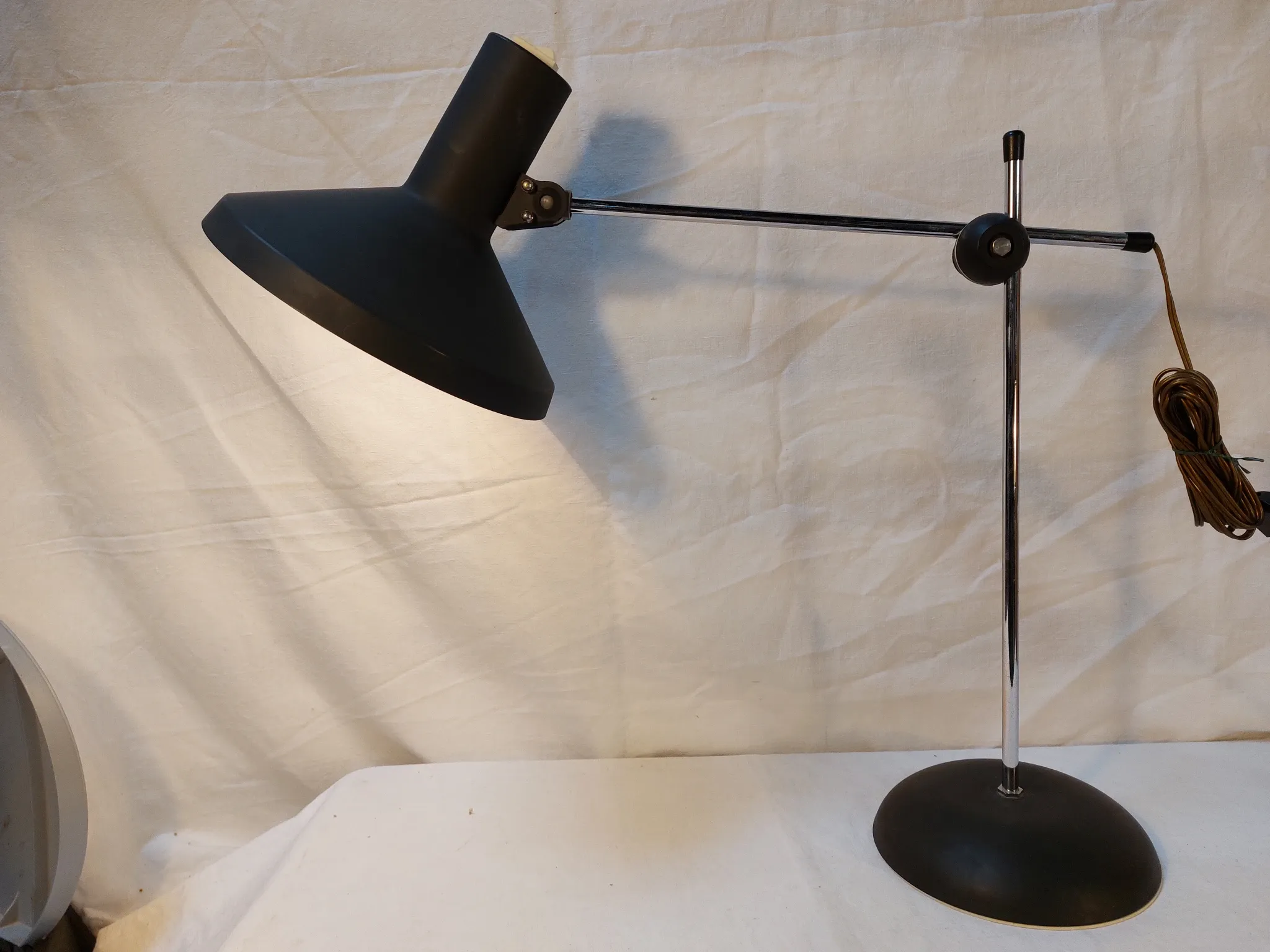 Vintage adjustable desk lamp in black metal and chrome, 1950s-70s.