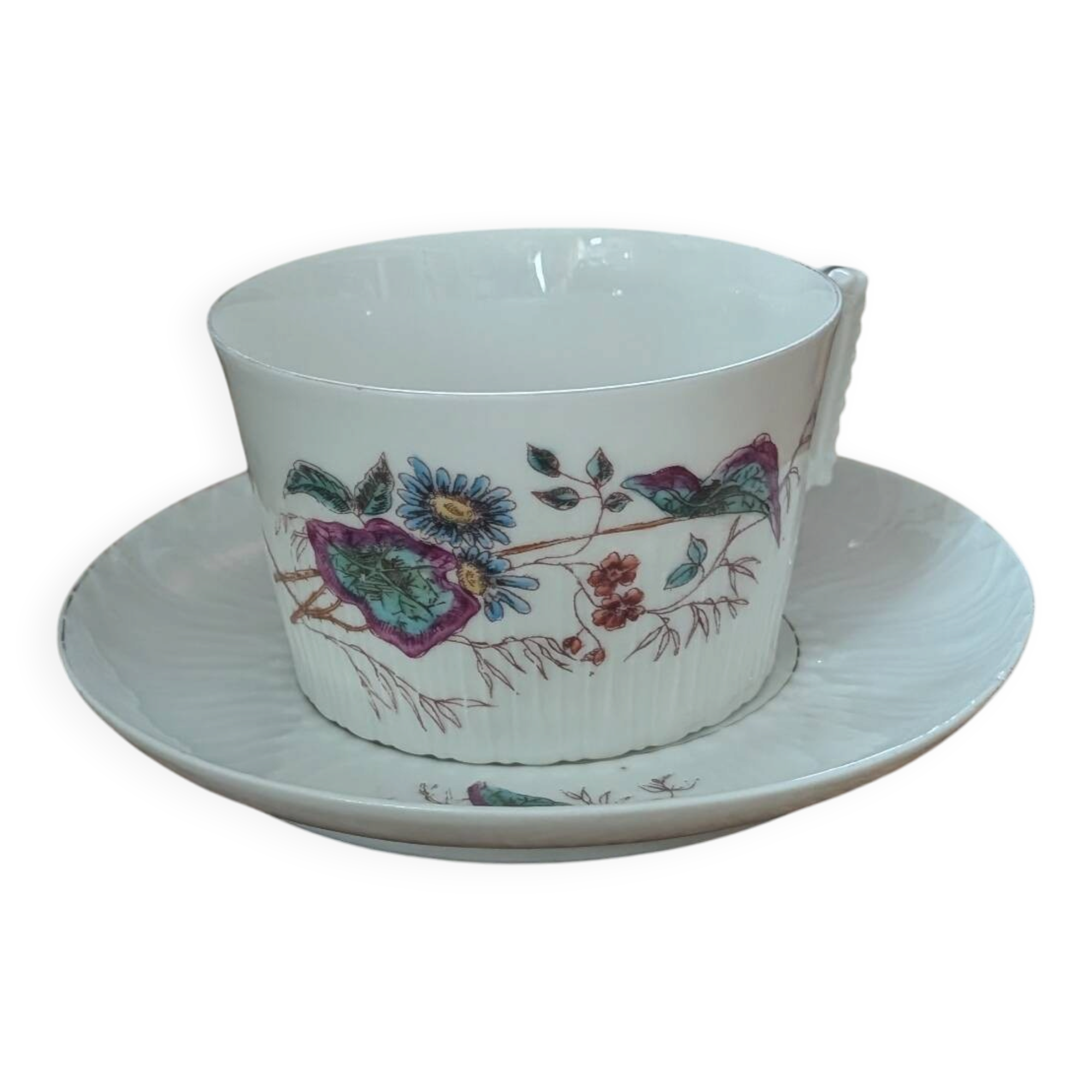 Fine porcelain breakfast cup with floral decoration, 1930-1940.