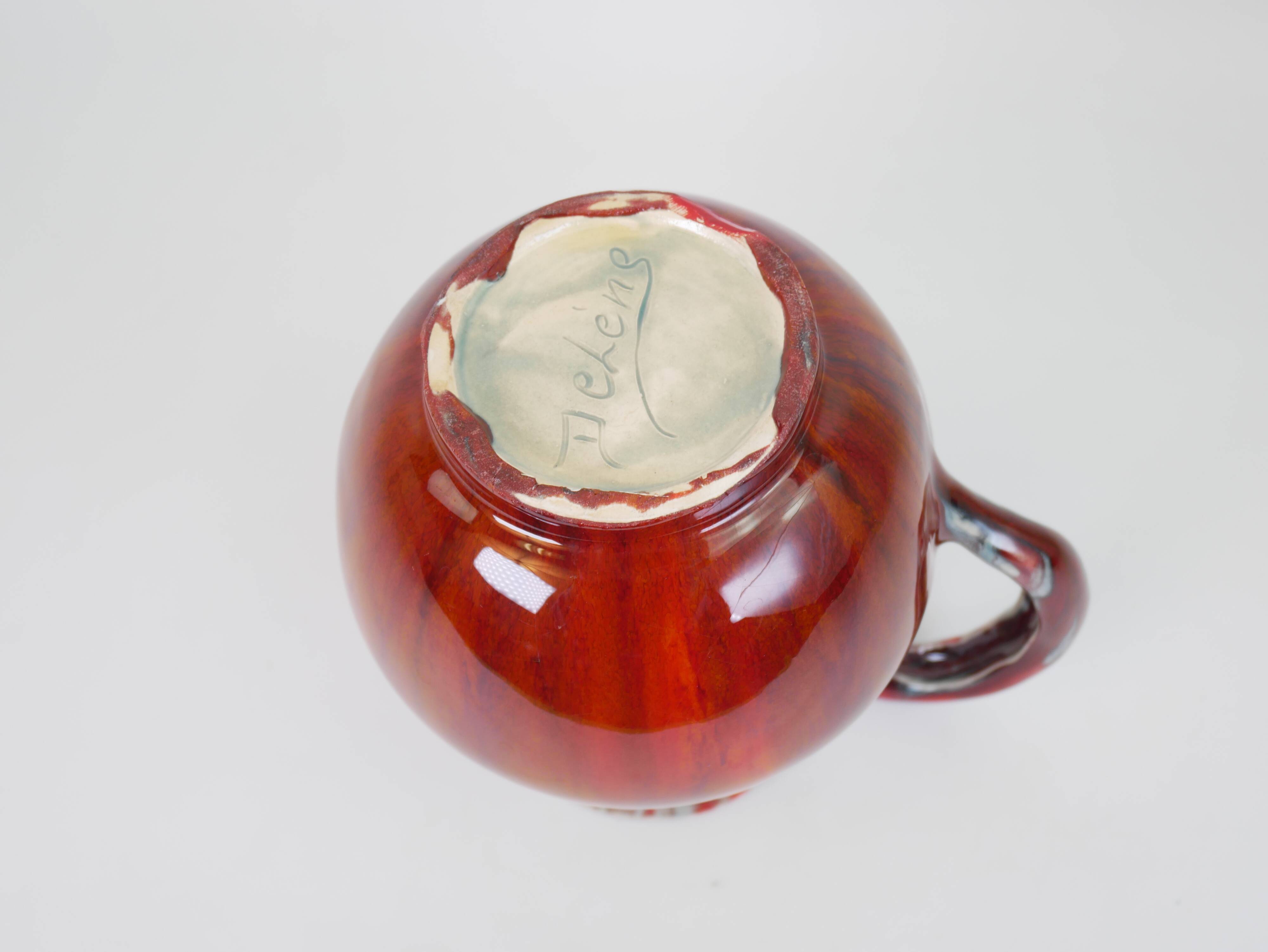 Pichet en céramique émaillée rouge et bleu signé Delène