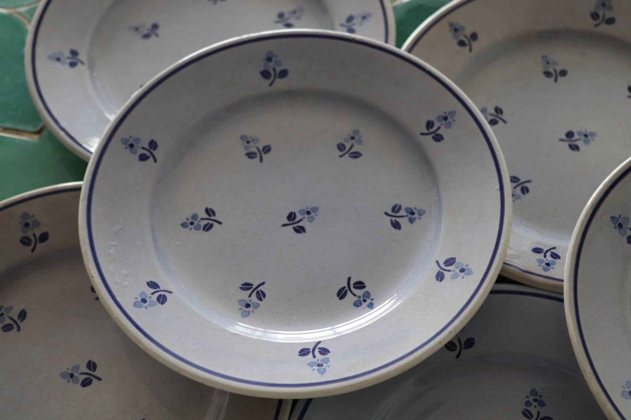 8 assiettes à dessert anciennes bleues fleuries faïencerie nouvelle
