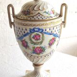 Vase couvert en porcelaine de Sèvres