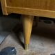 Bibliothèque en bois clair pieds compas