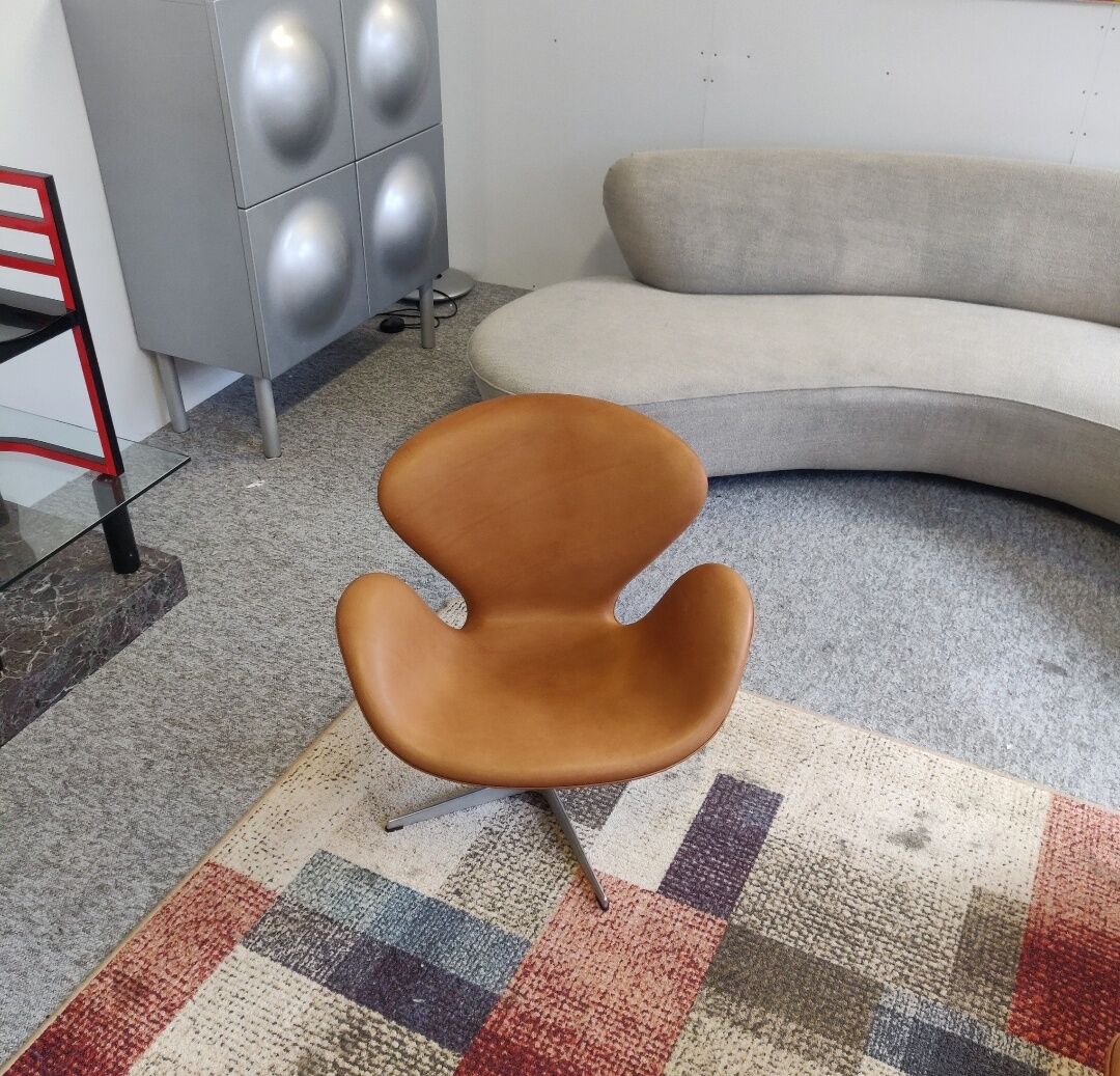 Arne Jacobsen Swan chair by Fritz Hansen