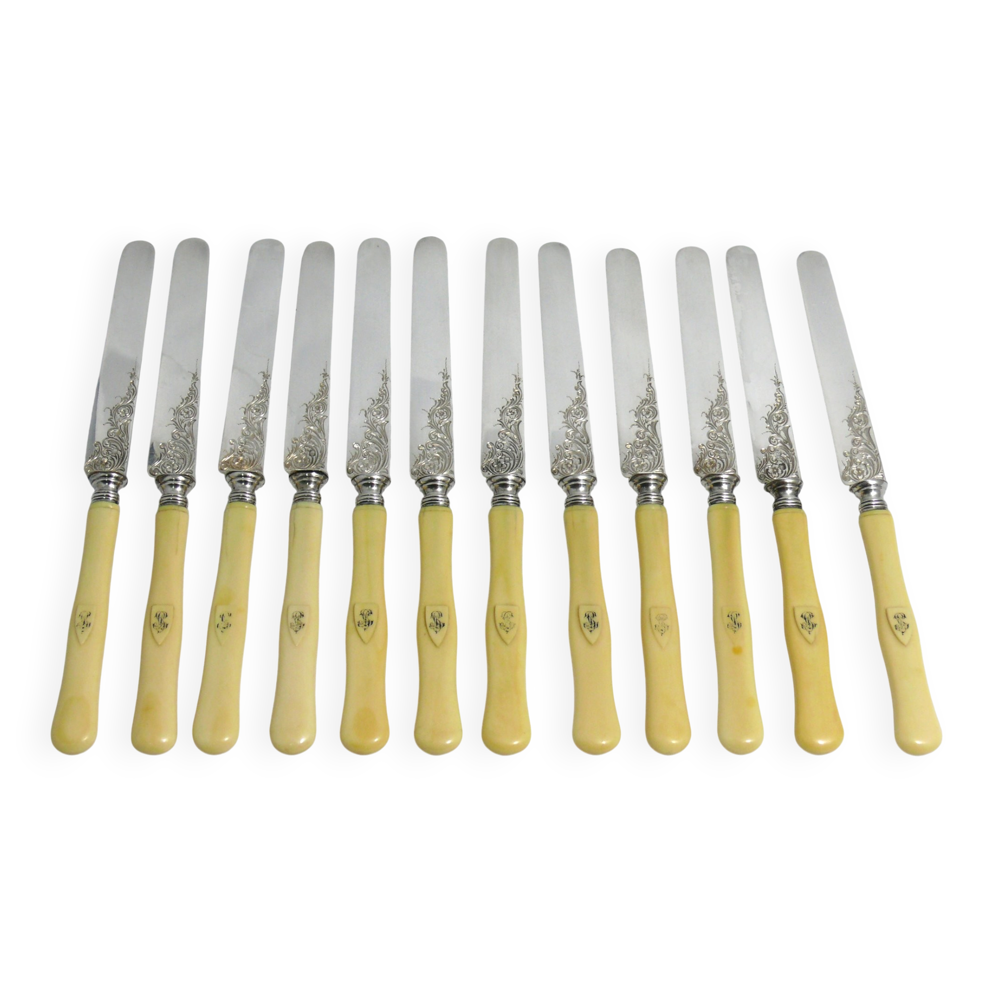12 fruit knives, dessert knives, serving knives, engraved silver blades.