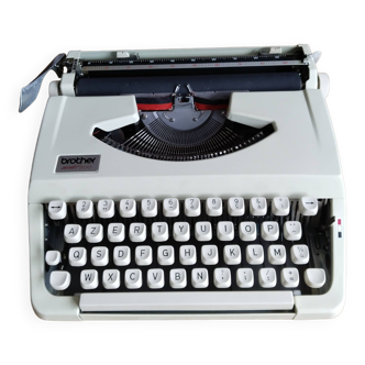 Vintage portable typewriter, functional, Brother Model 200, new ribbon