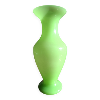 Grand vase balustre en verre opalin couleur anis hauteur 31 cm