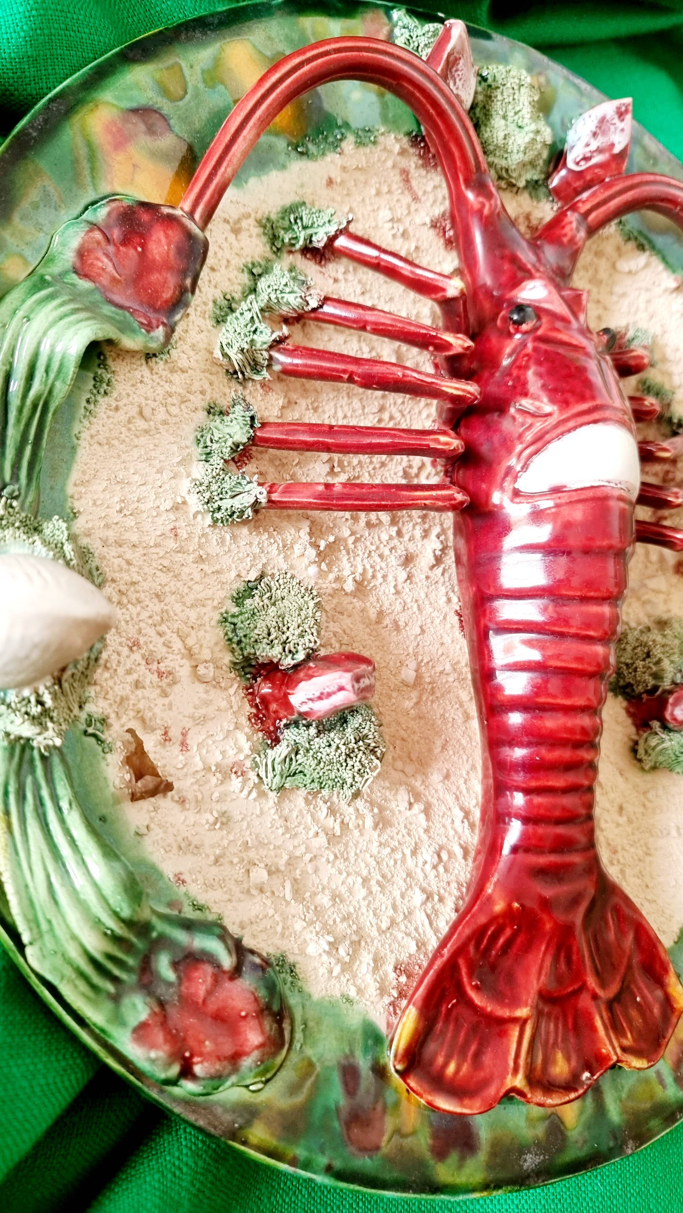 Assiette ancienne spectaculaire en céramique barbotine, ornée d'un homard