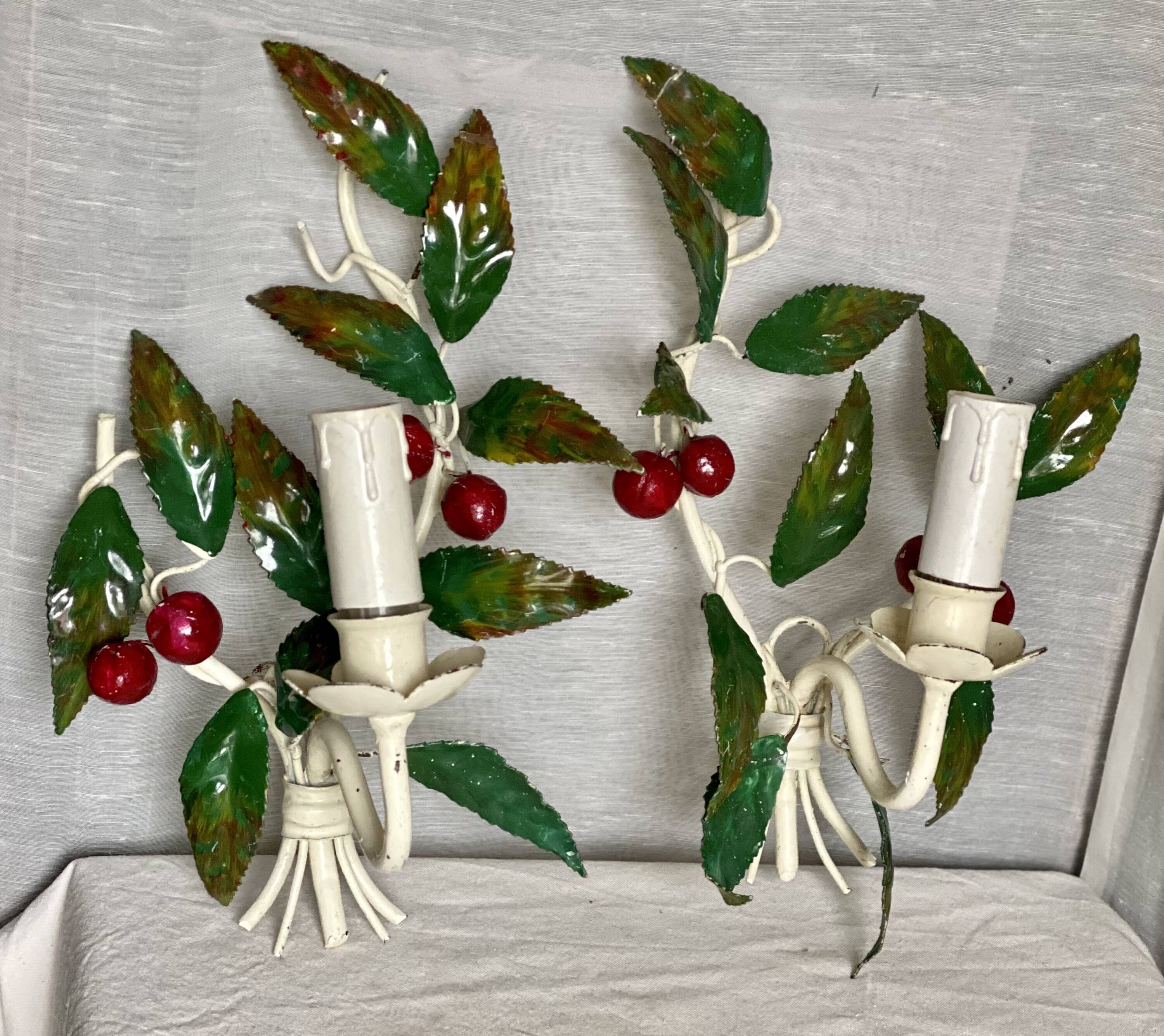 Pair of cherry metal wall lights, white and green, vintage 1970s.
