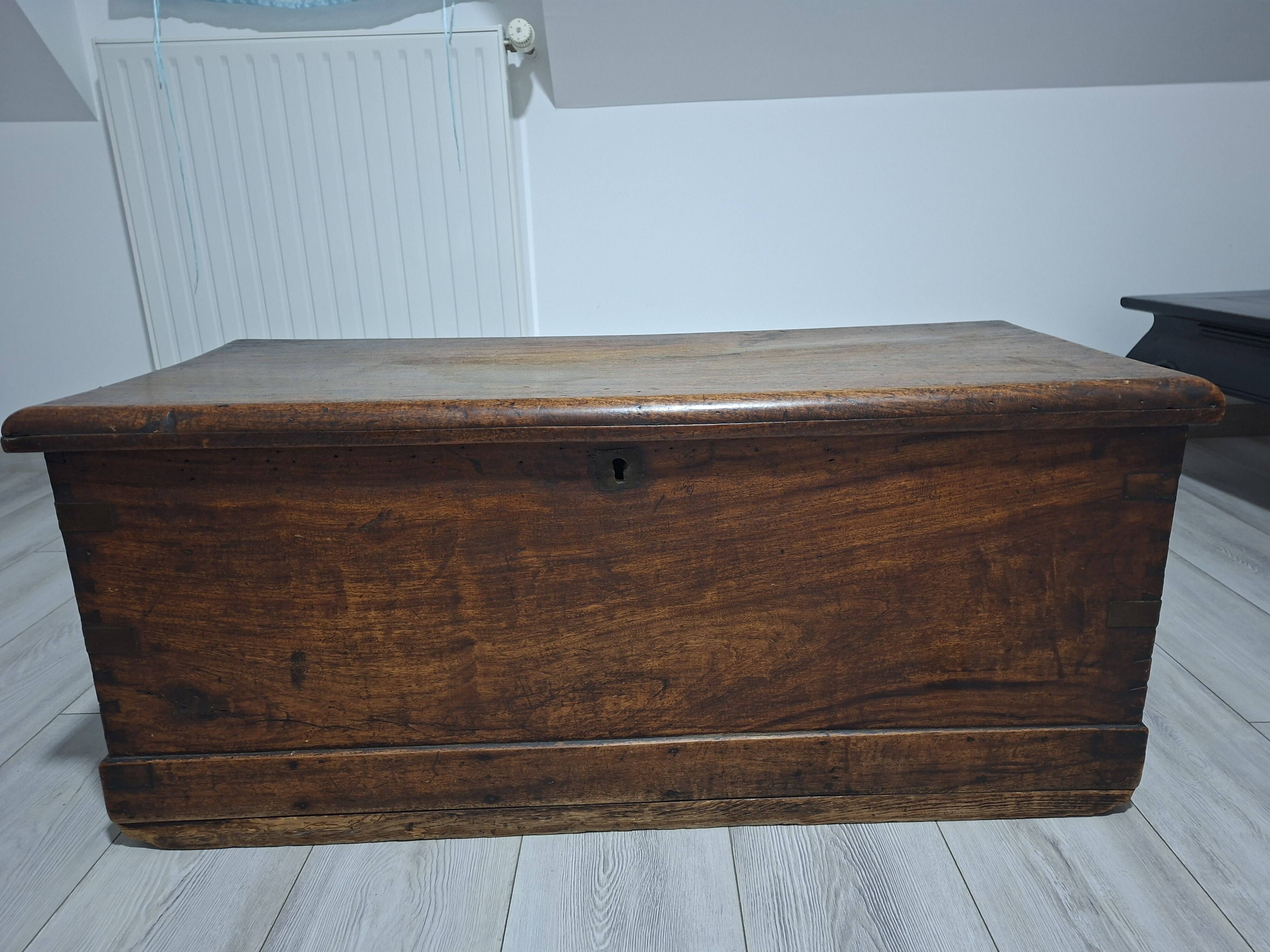 Antique wedding chest in solid wood — Late 18th century