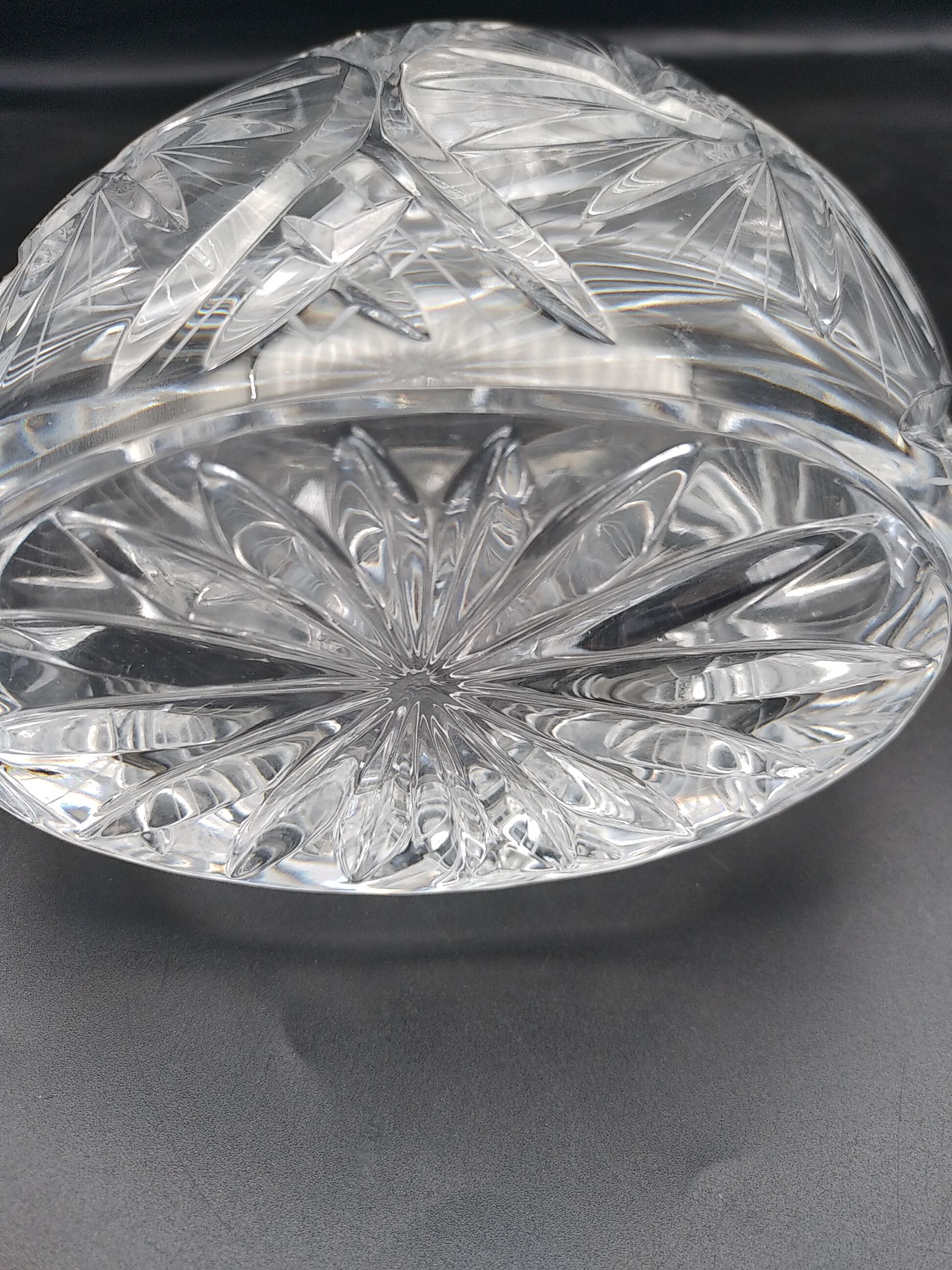 Carafe et  6 verres à cognac en cristal taillé main . Années 60 .