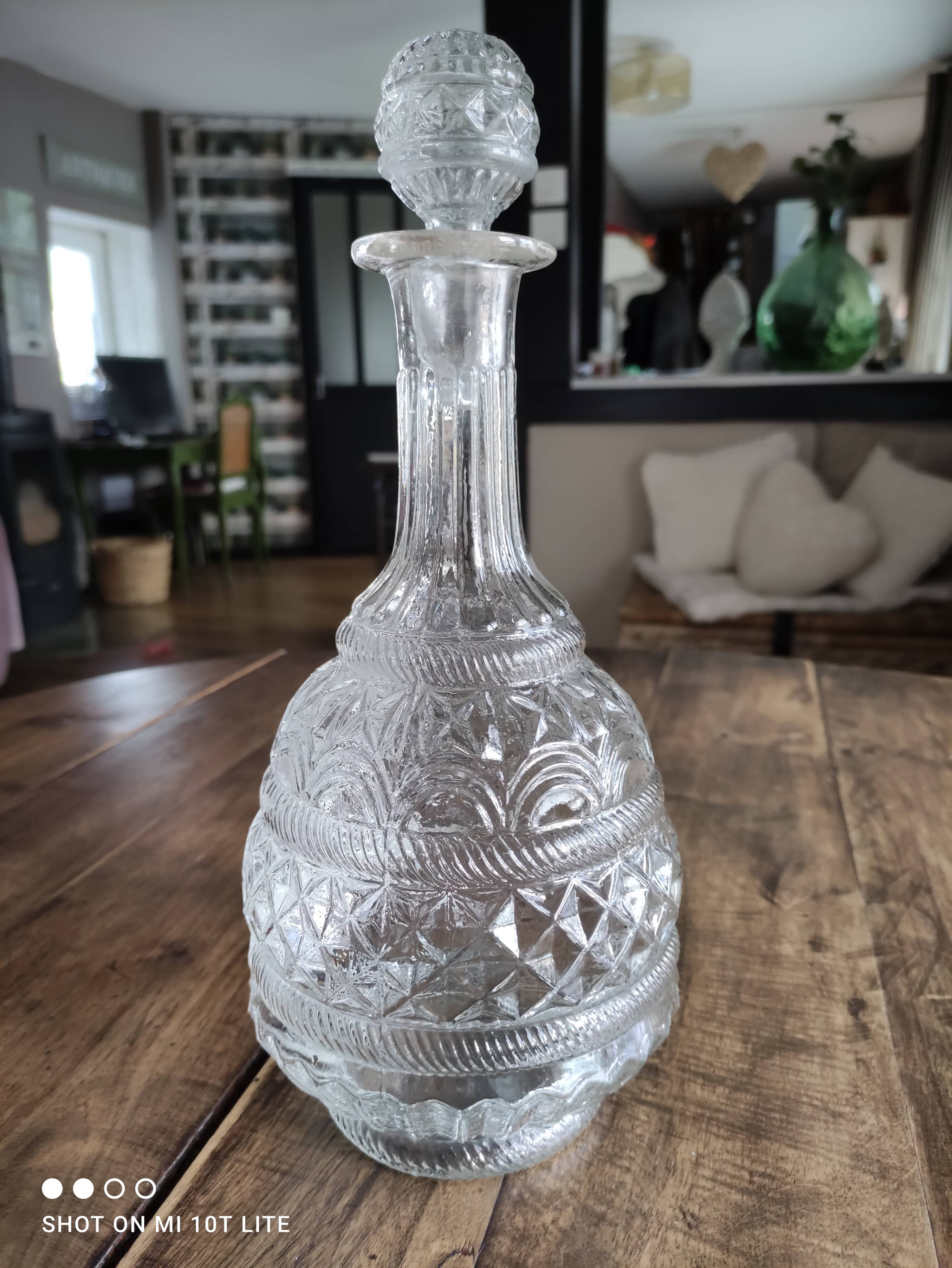 Round molded glass decanter with cap