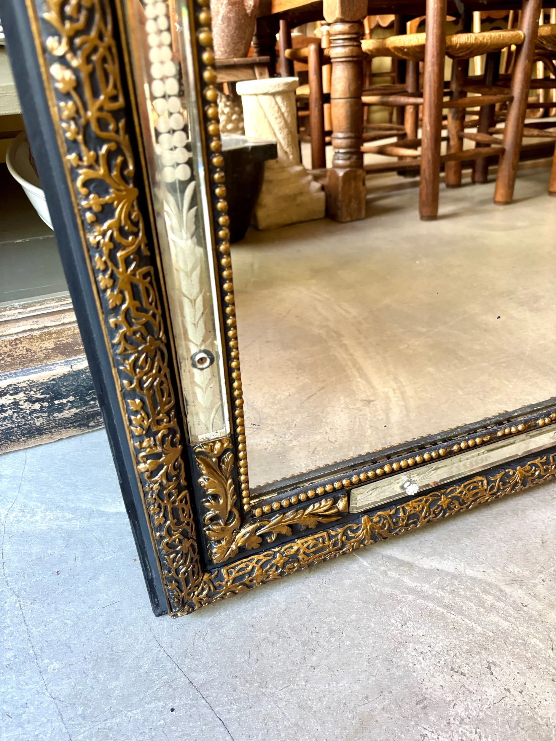 Rectangular Napoleon III mirror in moulded black and gold wood with engraved mirror decoration.