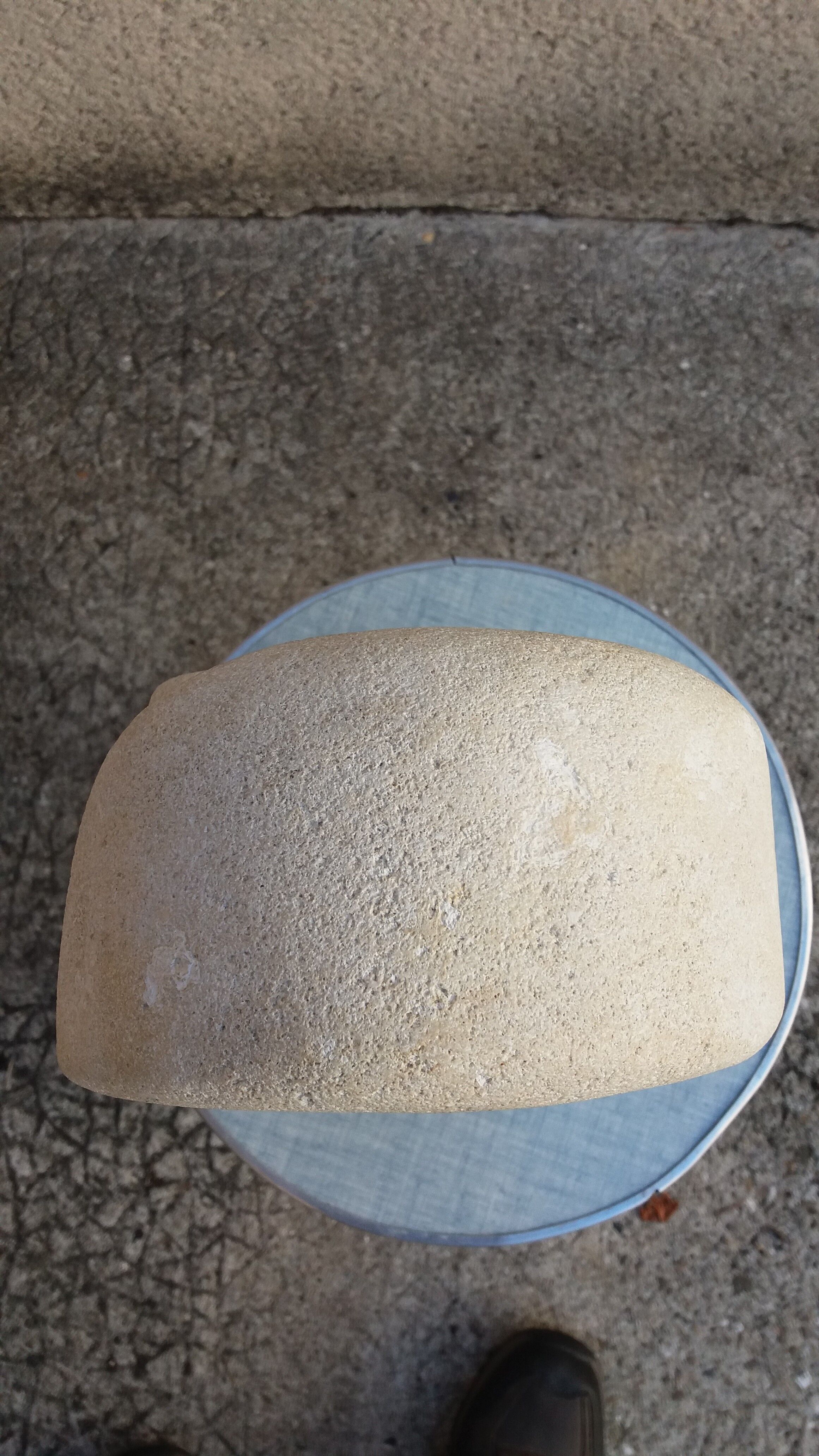 Light stone carved to Albert Tormos