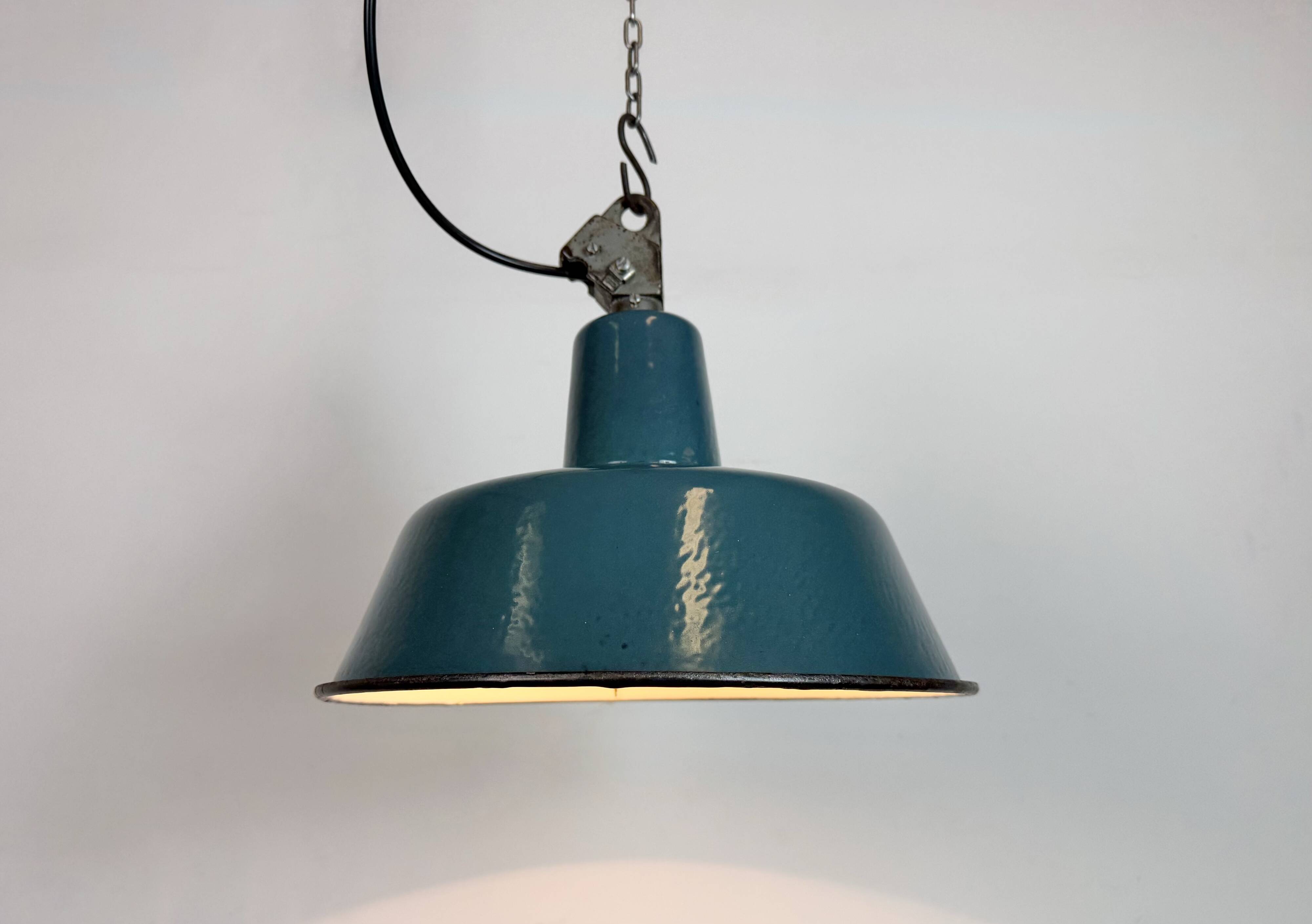 Lampe d'usine en émail pétrolier industriel avec dessus en fonte, années 1960.