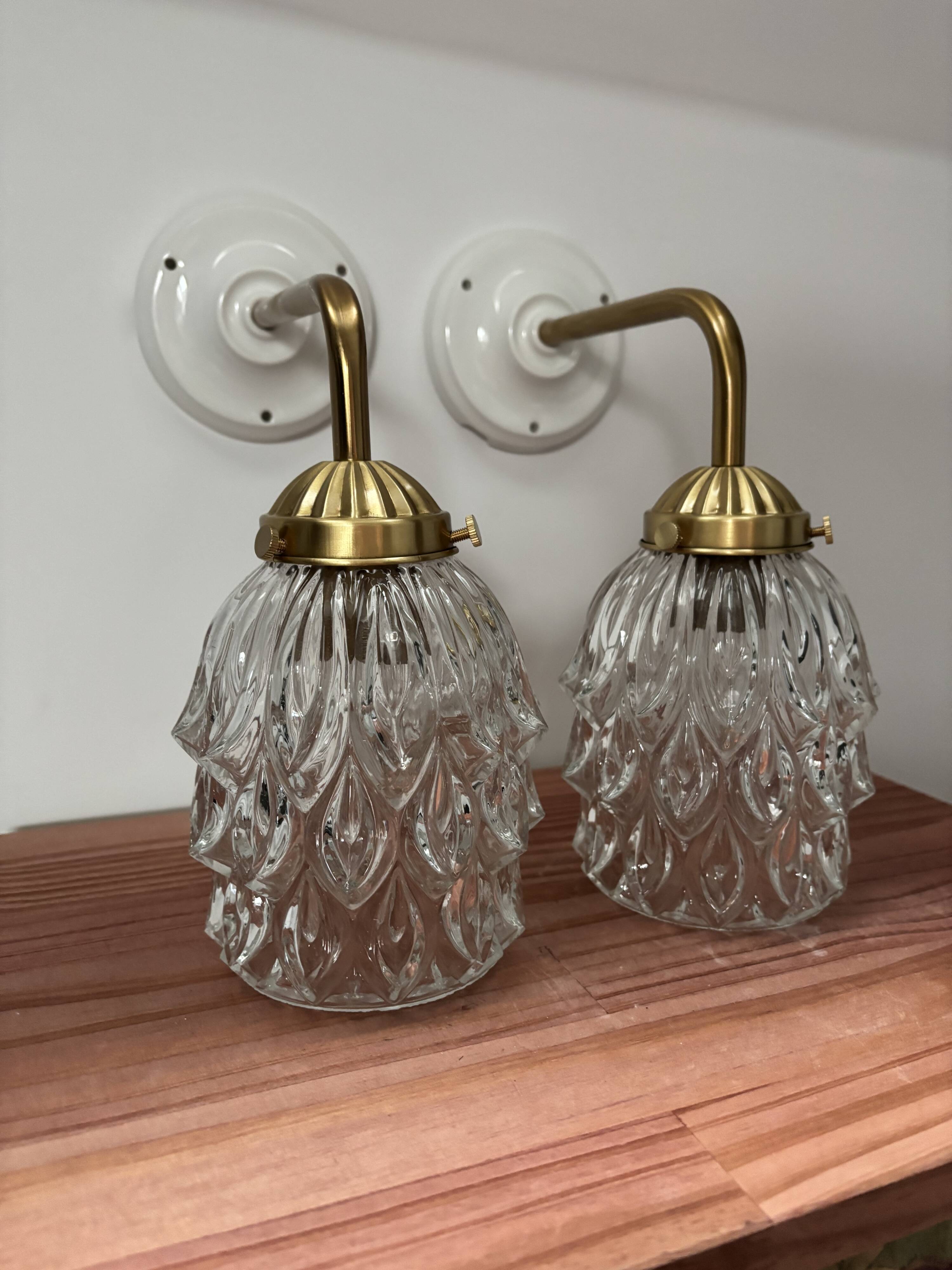 Paire d’appliques murales en verre ciselé