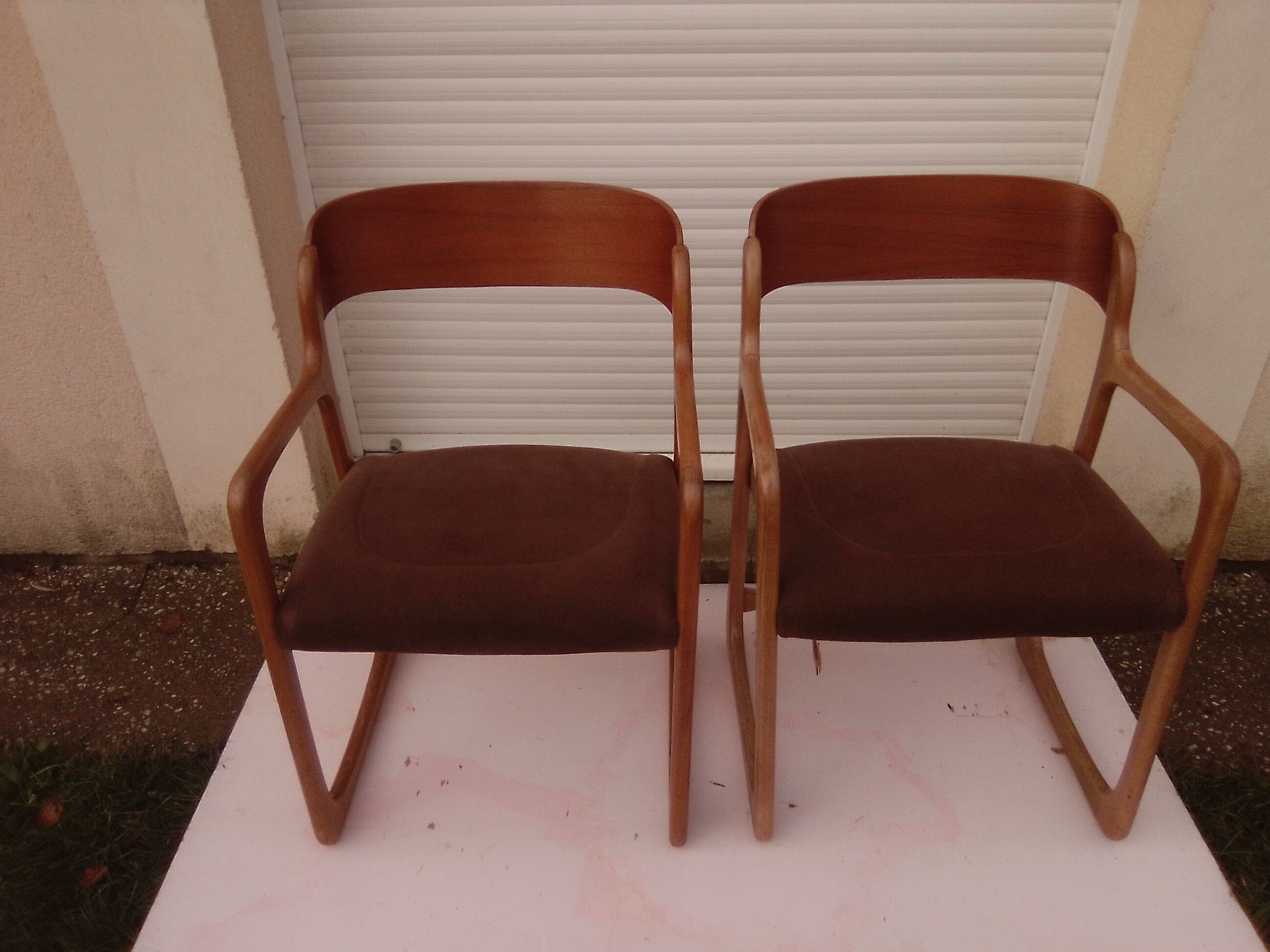Paire de fauteuils traineau Baumann assise en velours marron