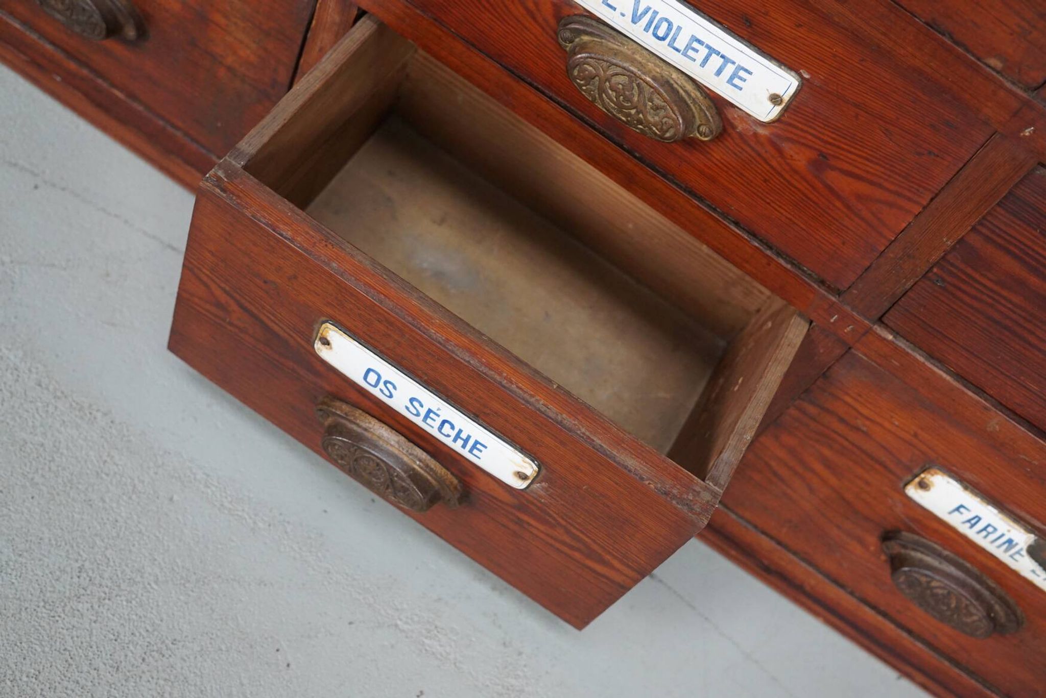 Grand Cabinet d'Apothicaire Antique en Pitch Pine, Belgique, avec Boucliers en Émail, 1900s