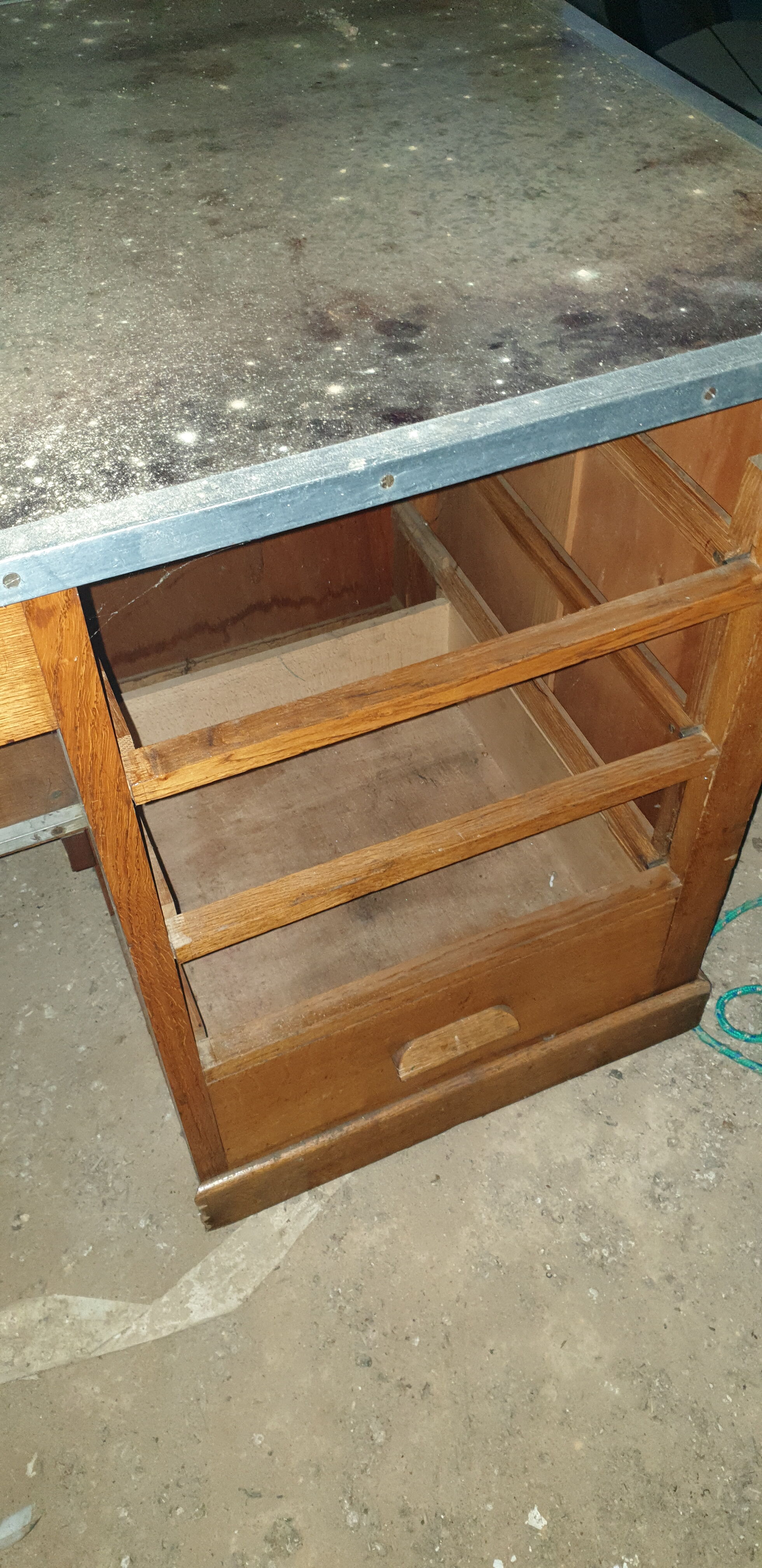 Old industrial workshop establishment and its 4 drawers