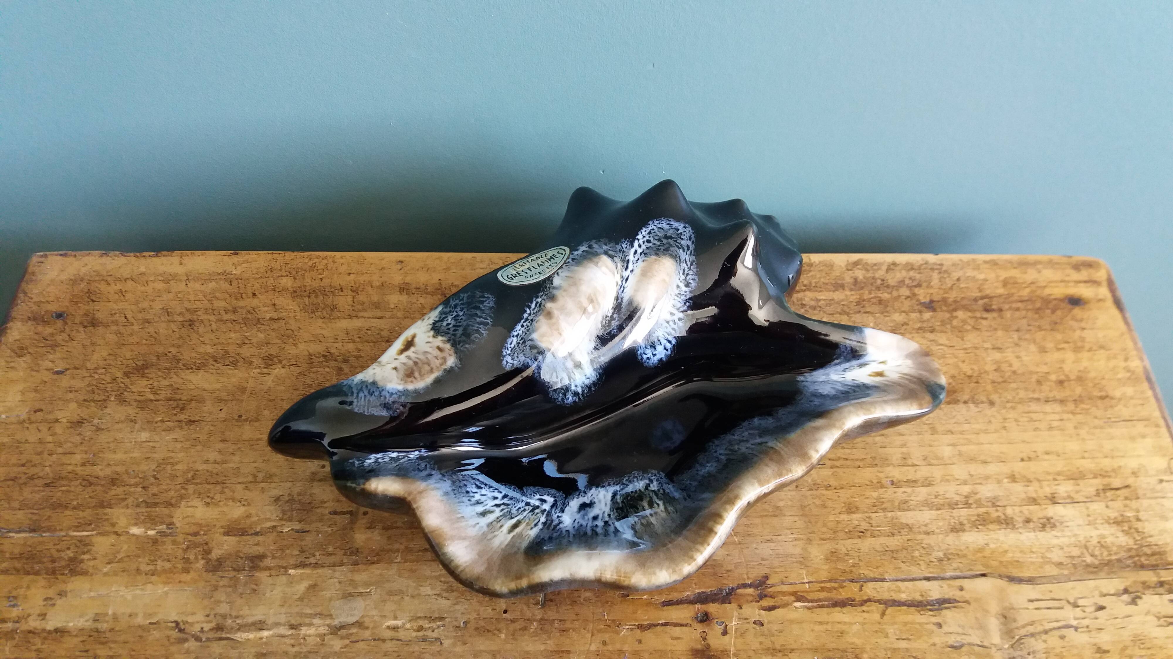 Flamed stoneware shell ashtray in Vallauris style