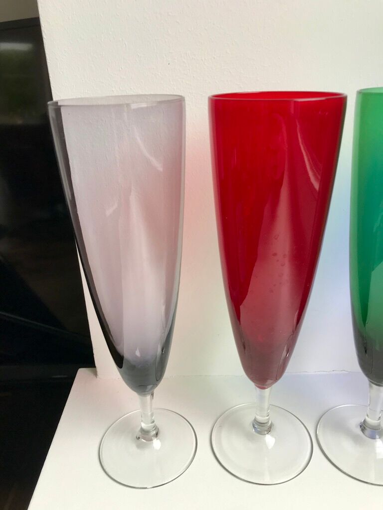Set of 4 champagne flutes in colored glass 70s