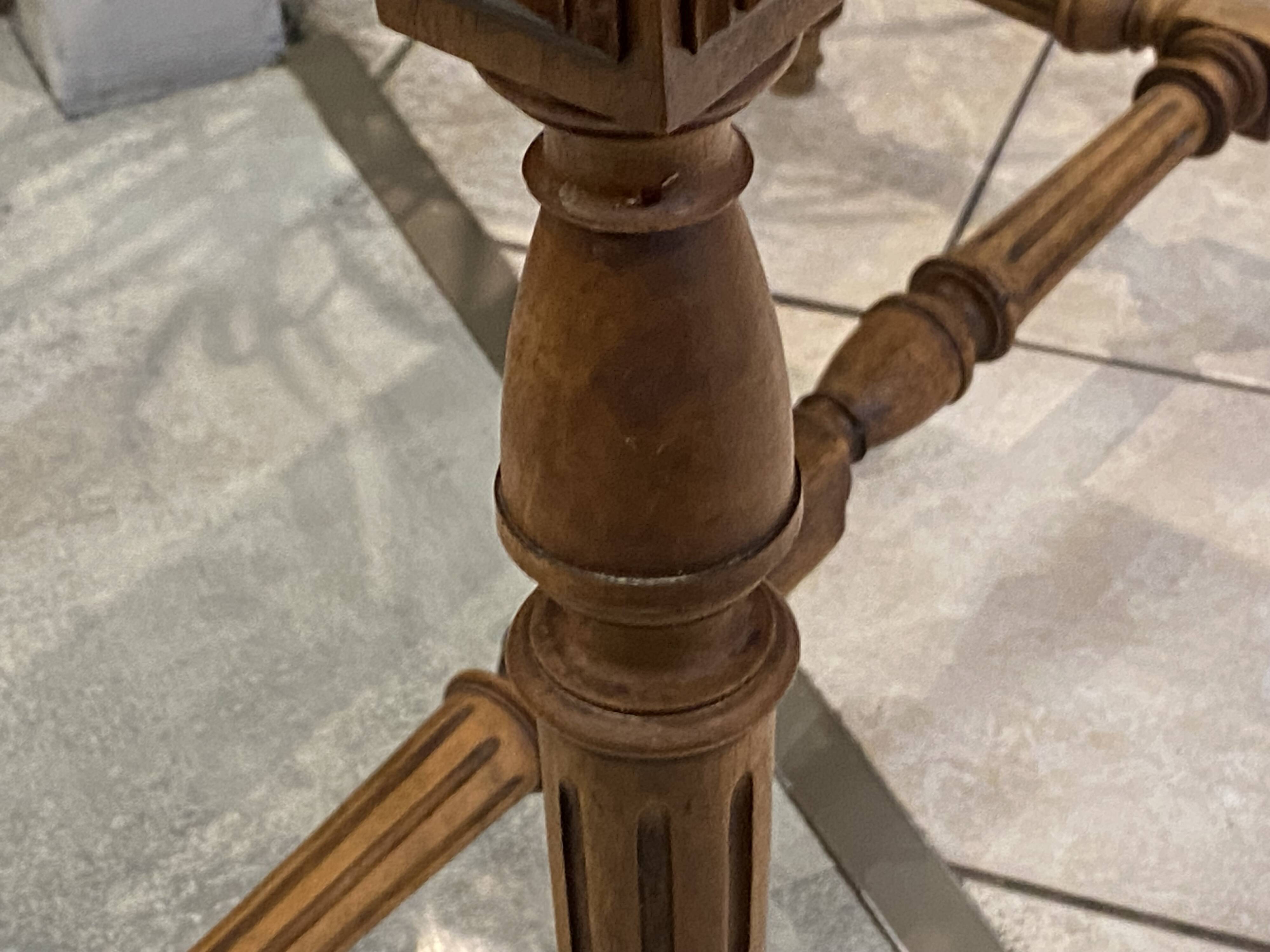 Bureau 1 tiroir en bois massif chêne pieds tournés et sculptés 89x62cm