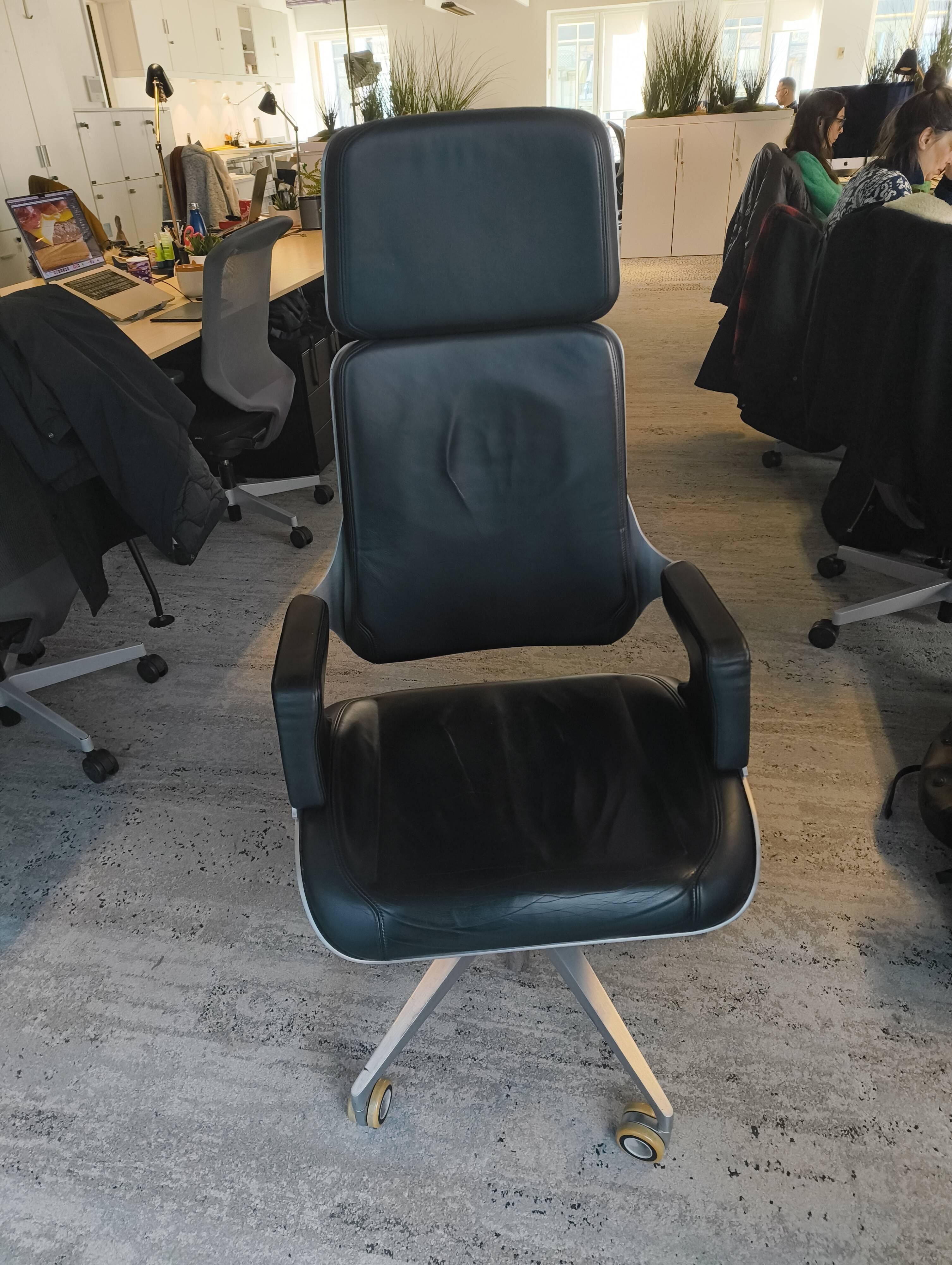 Black leather executive chair - silver interstuhl