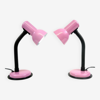 Une paire de lampes de bureau de chevet roses postmodernes par veneta lumi étiquetées