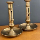 Paire de bougeoirs en laiton doré à poussoir