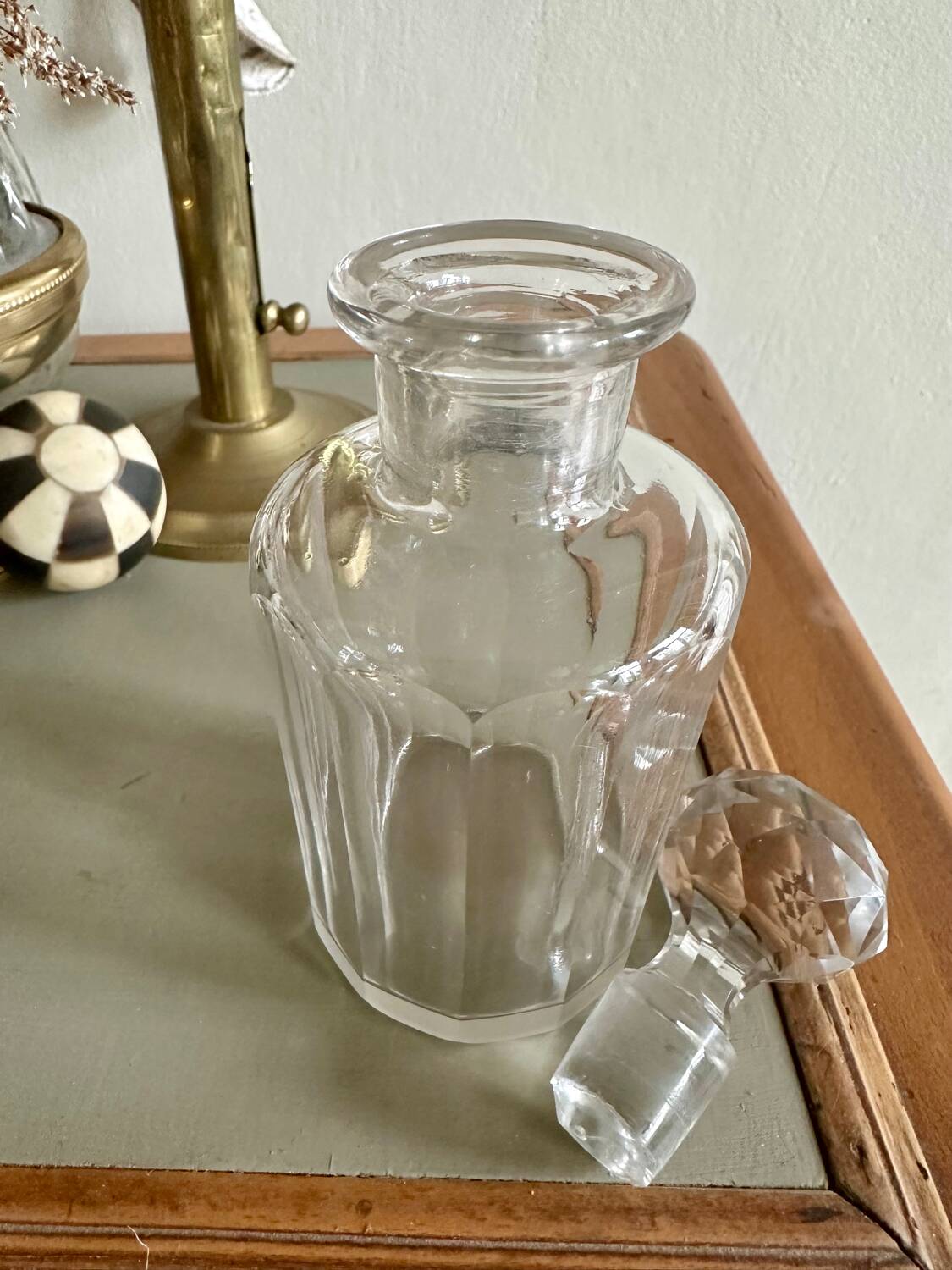 Glass bottle and its glass stopper