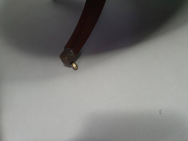 Table basse / table tambour victorienne « Heldense » en acajou avec plateau en cuir sur roulettes en laiton. Années 1980