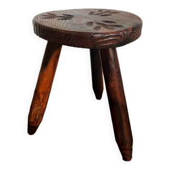 Tabouret tripode en bois sculpté