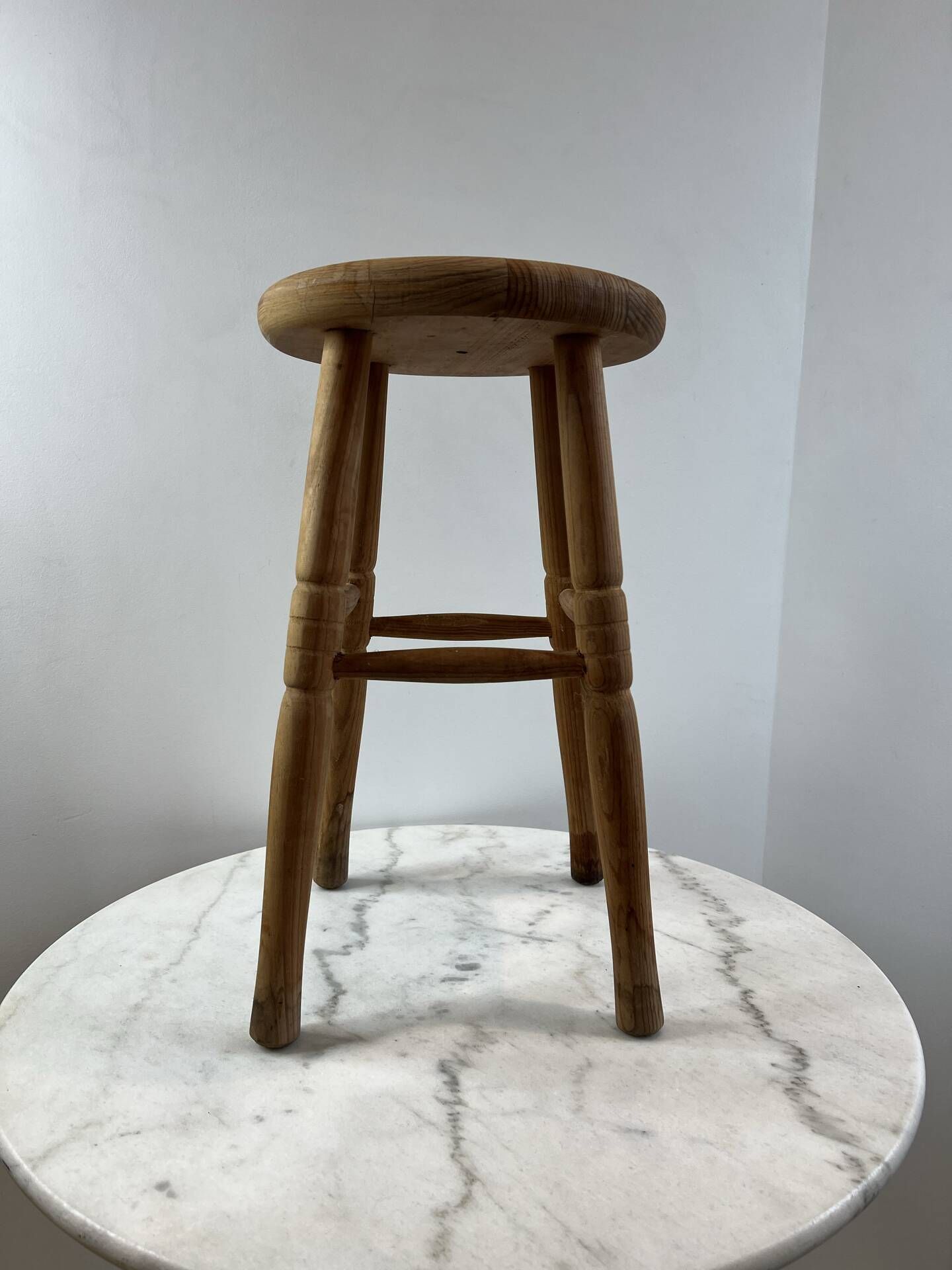 Tabouret haut en bois tourné à trois pieds