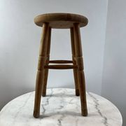 Tabouret haut en bois tourné à trois pieds