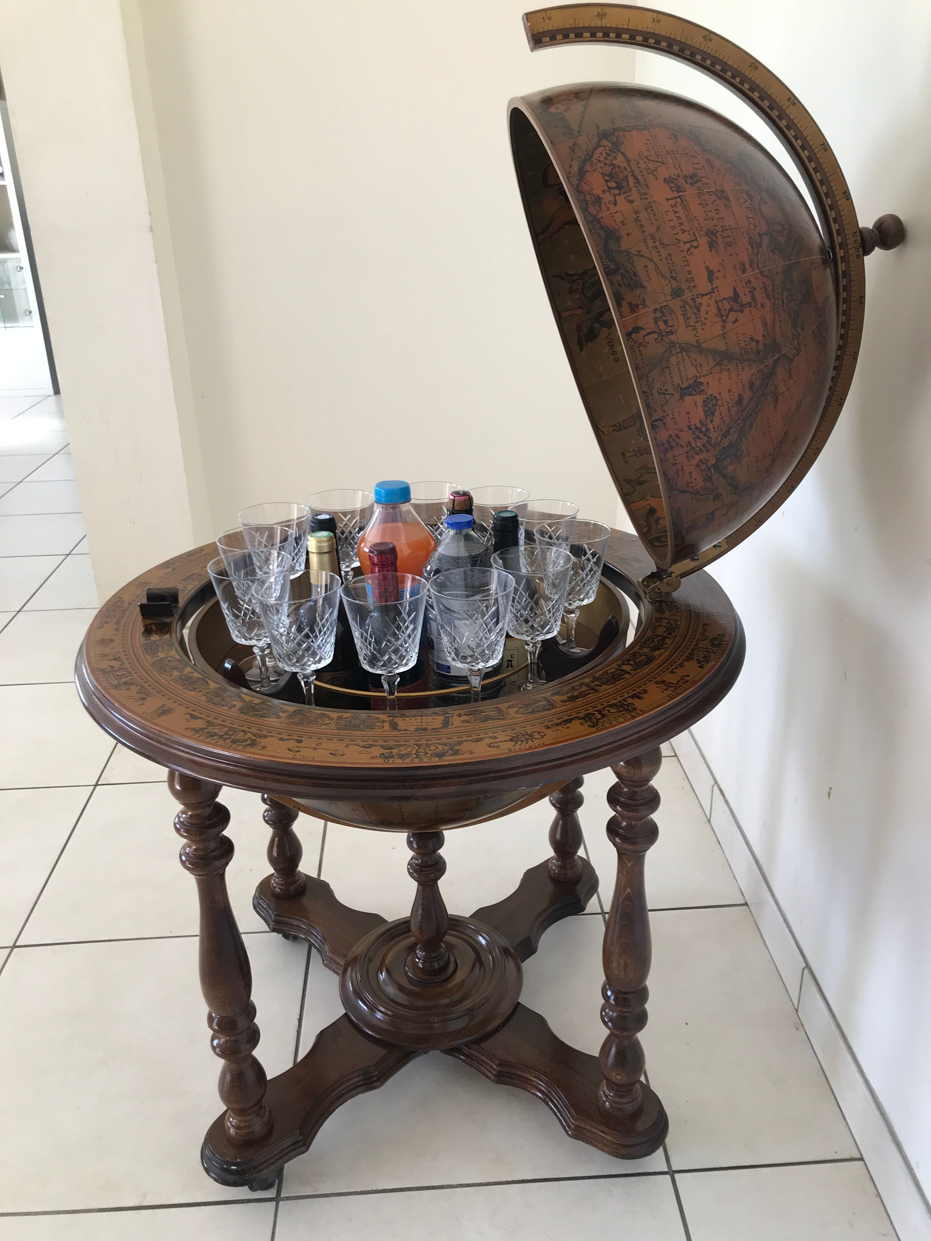 Bar en forme de globe terrestre vintage