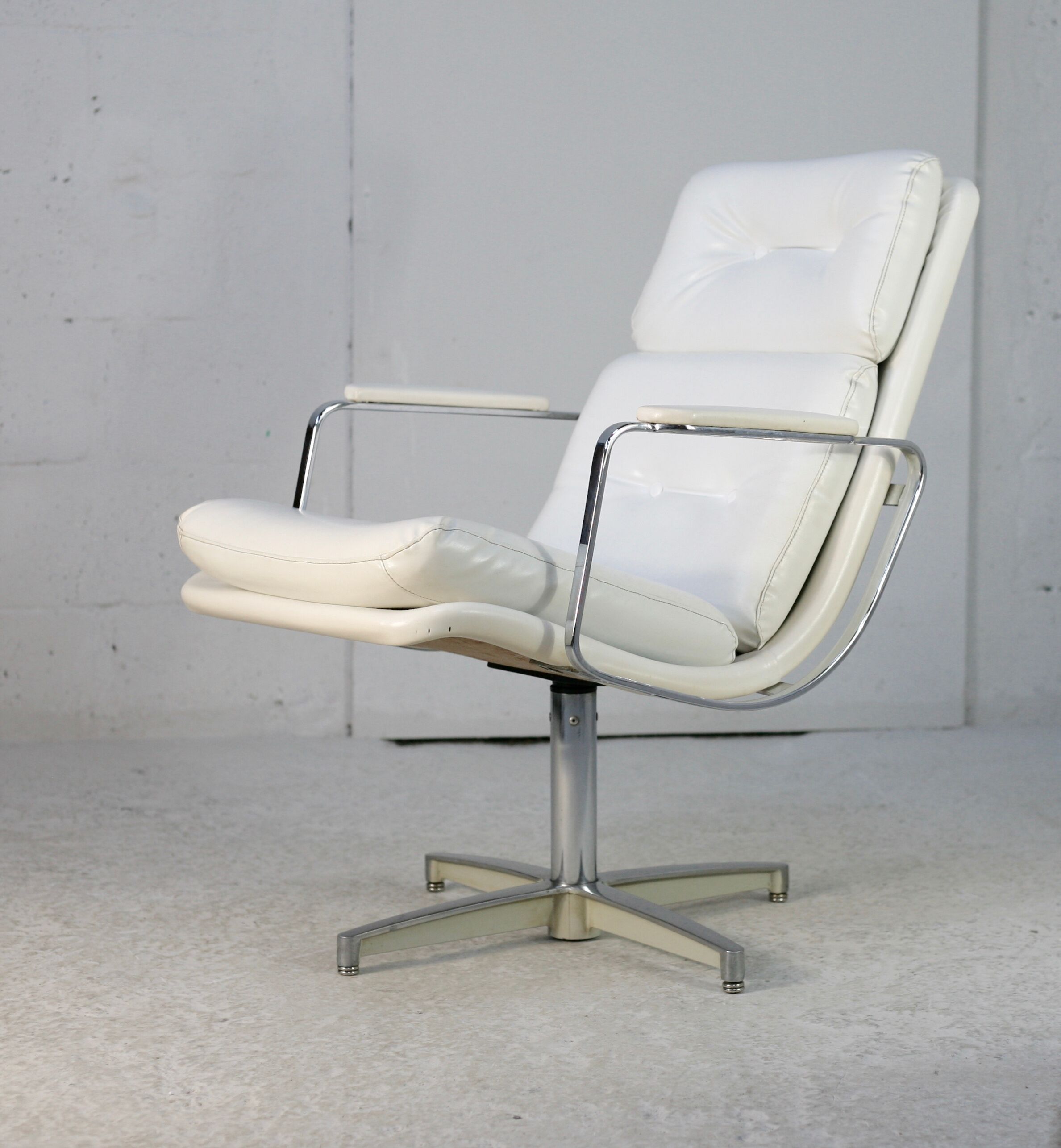 Armchair "Space Age"". Steel and imitation leather. Swivel. France, 70s