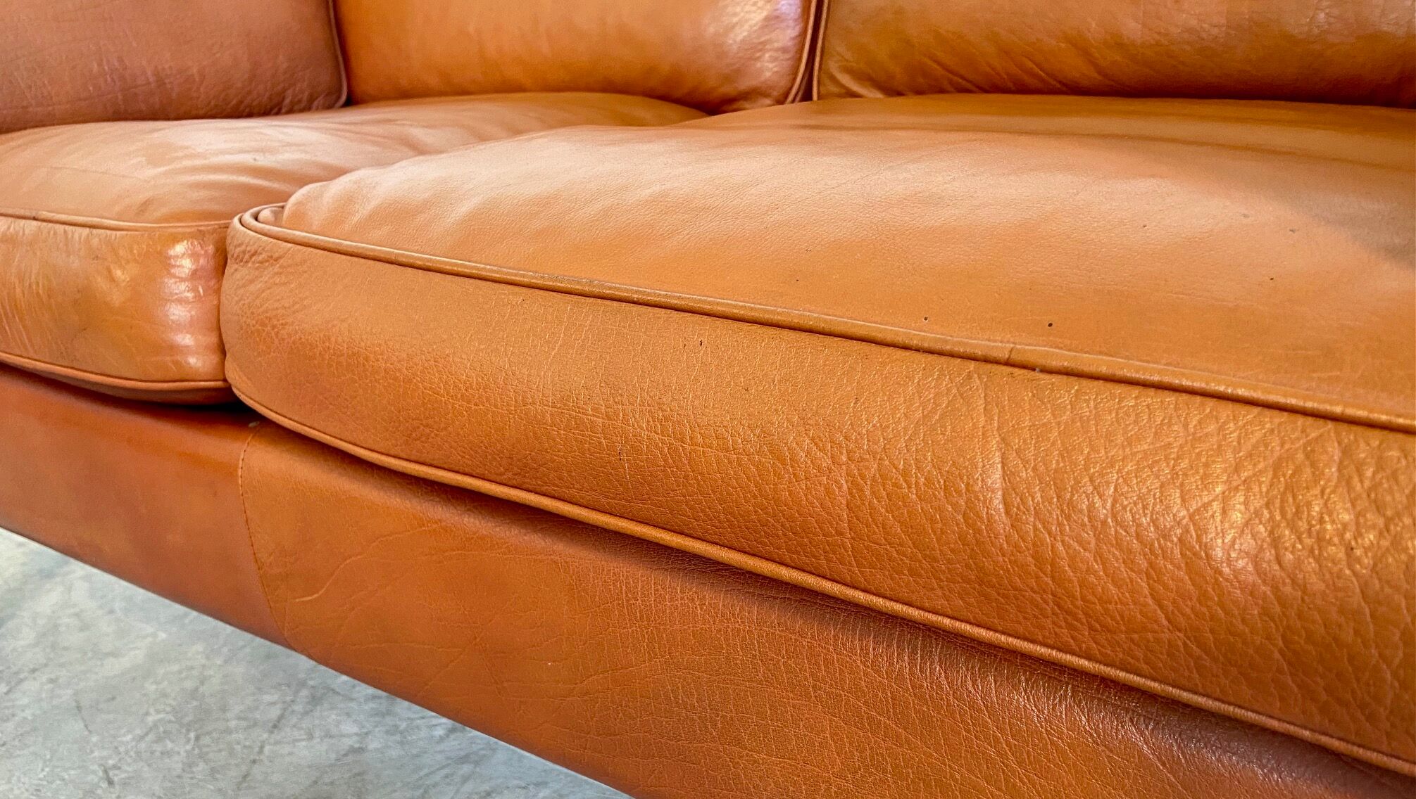 Canapé vintage danois des années 60 en cuir cognac pour 2 personnes.