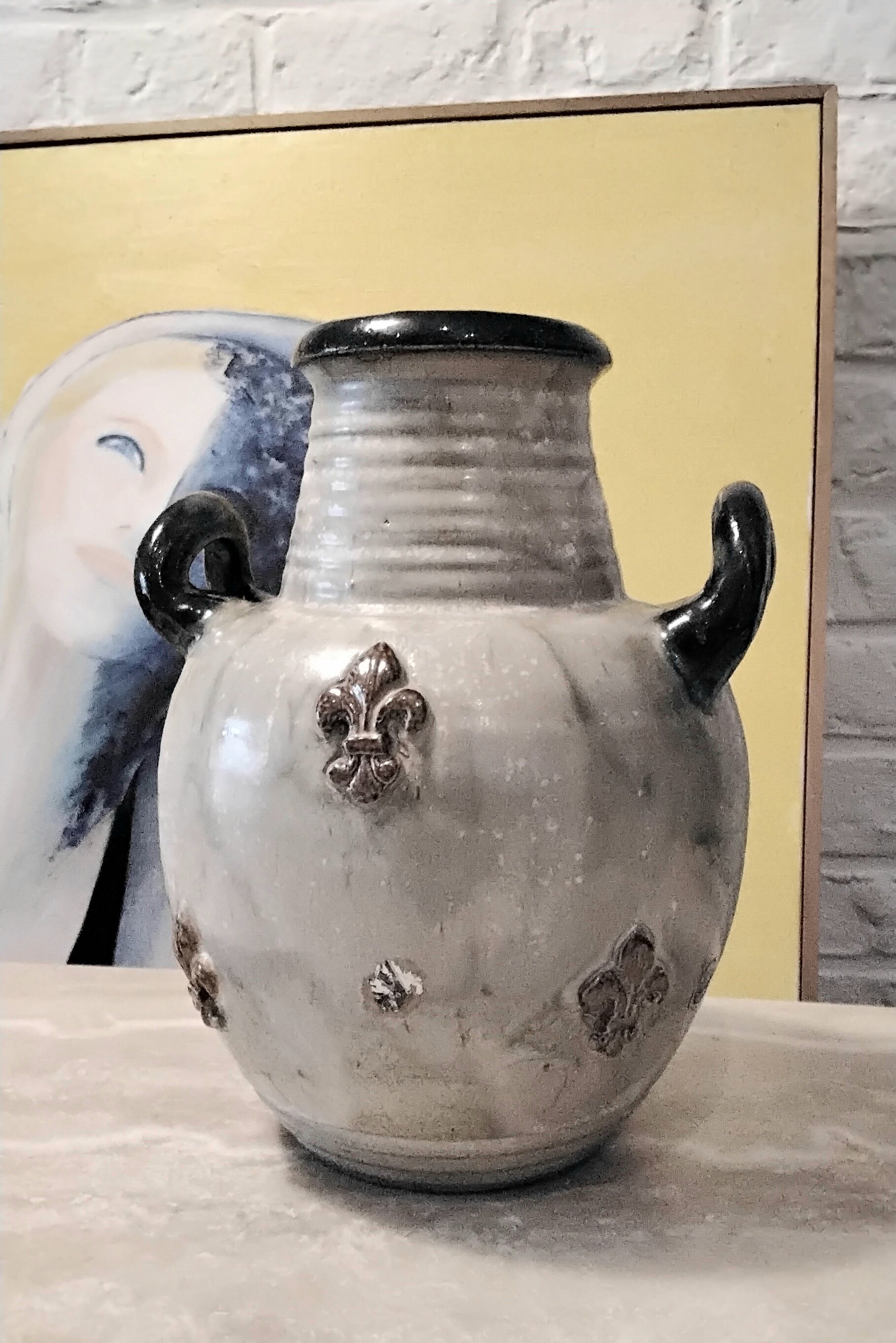 Vase with handles in Guérin sandstone