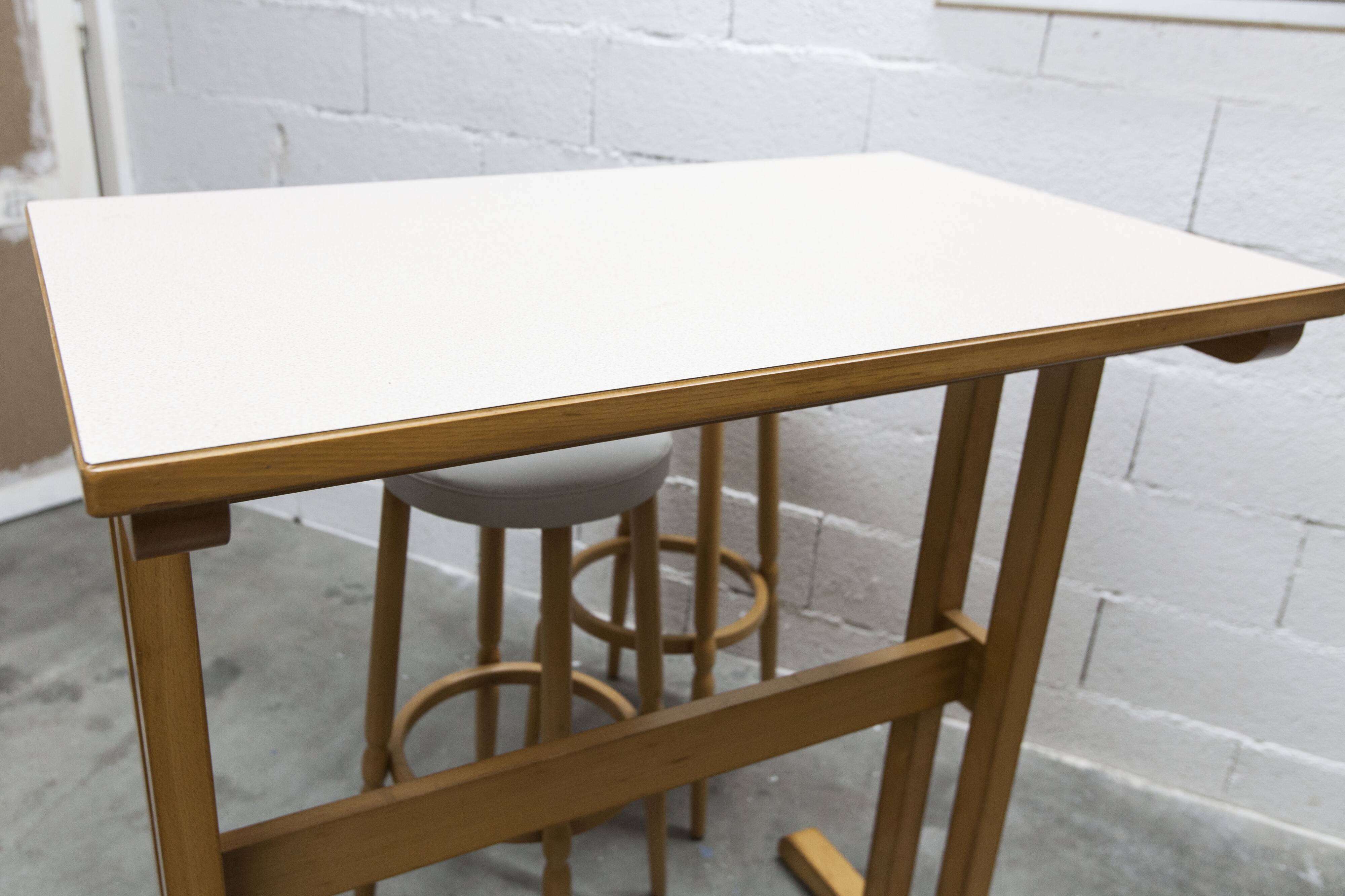 Standing table and 4 high stools Baumann 1990