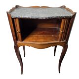 Table de chevet à rideau style Louis XV en merisier