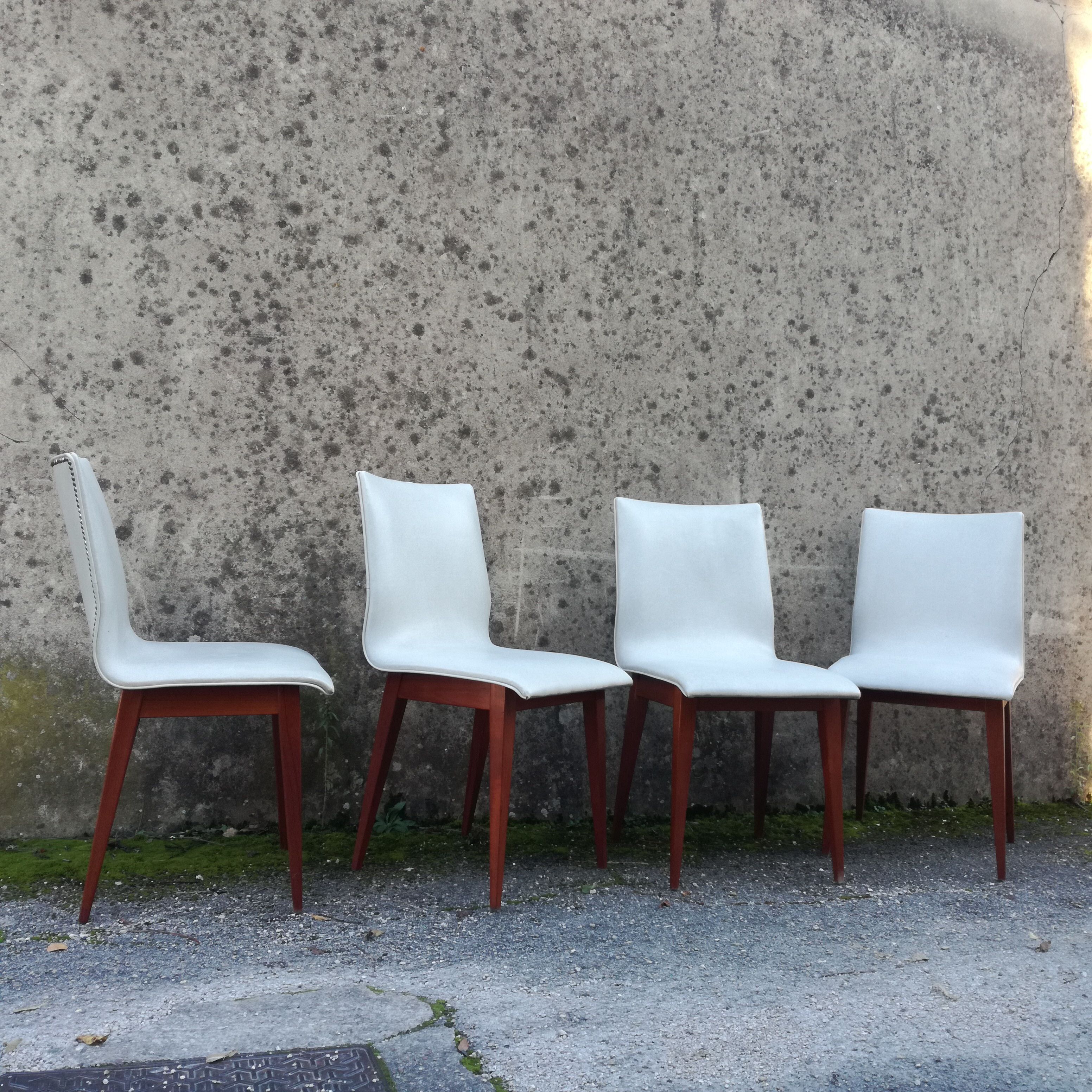 Lot de 4 chaises en simili cuir des années 1950