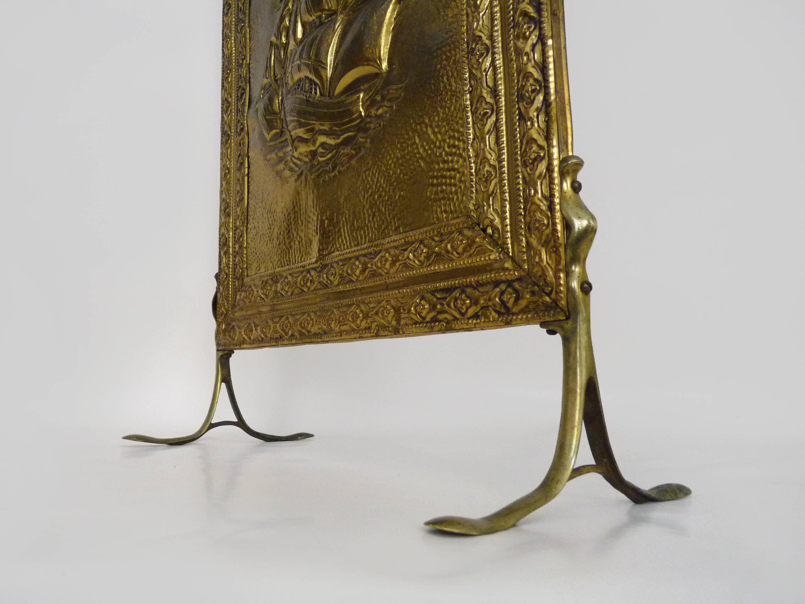 Fireplace screen in repoussé brass with a sailing boat. 1960s.